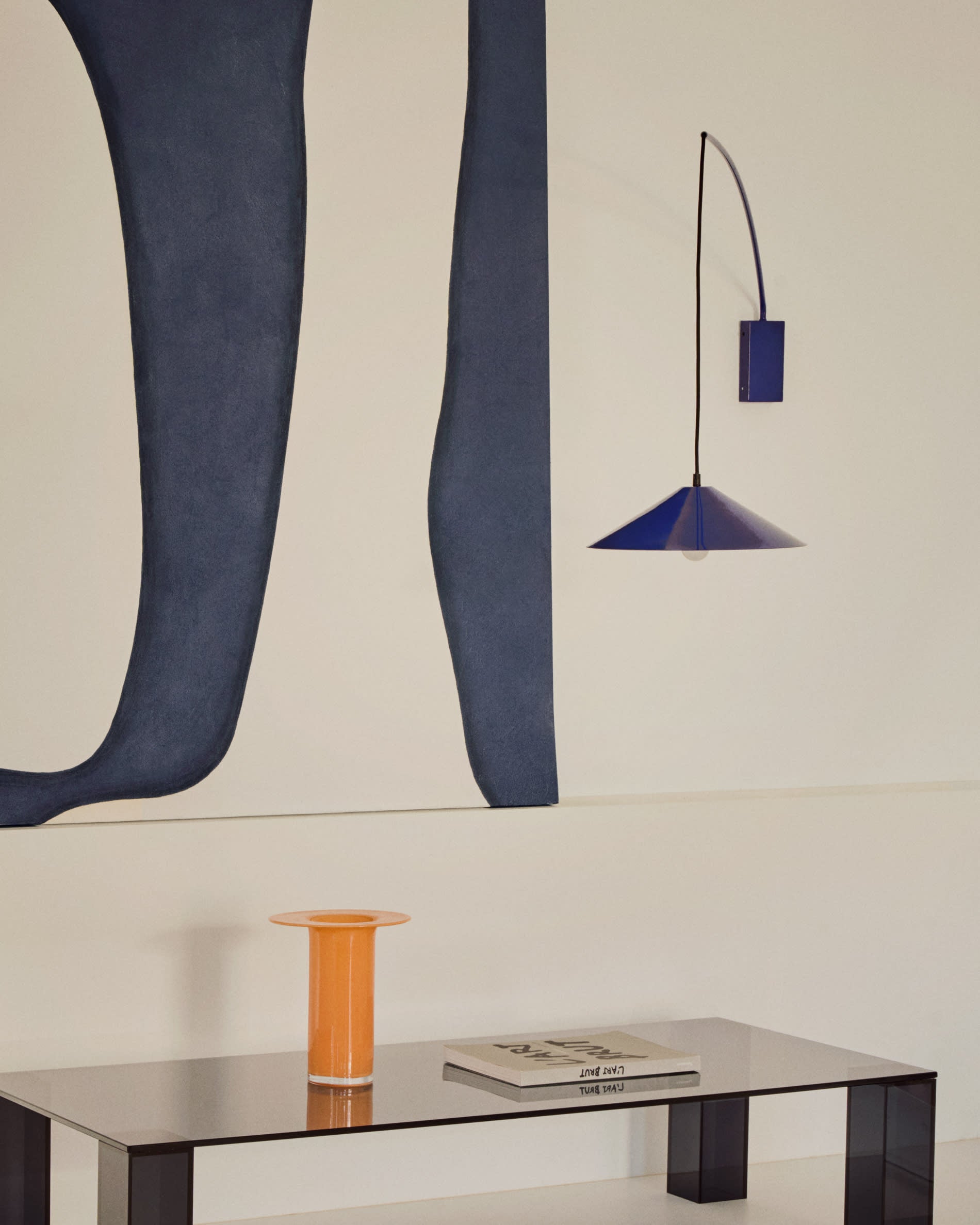 Moderner Couchtisch aus dunkelgrauem gehärtetem Glas, 140 x 60 cm, stilvoll und robust, perfekt für zeitgemässe Wohnräume.