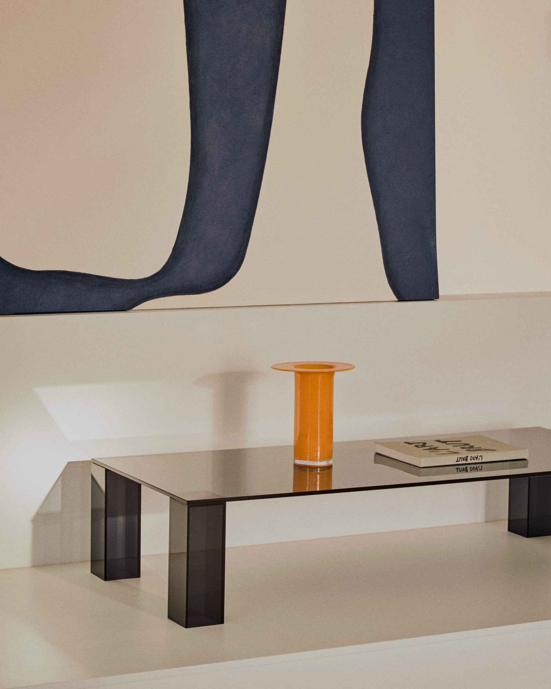 Eleganter Couchtisch aus dunkelgrauem Glas, 140 x 60 cm, robust und modern, ideal für stilvolle Wohnräume, von Kave Home.