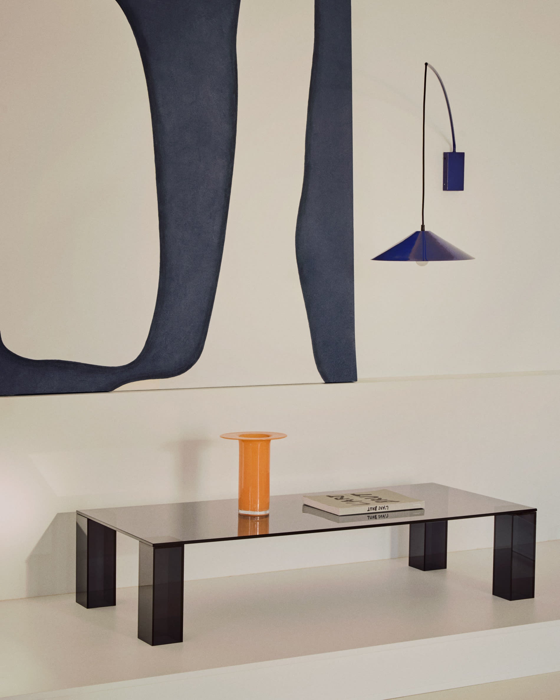 Eleganter Couchtisch aus dunkelgrauem Glas, 140 x 60 cm, robust und modern, ideal für stilvolle Wohnräume.