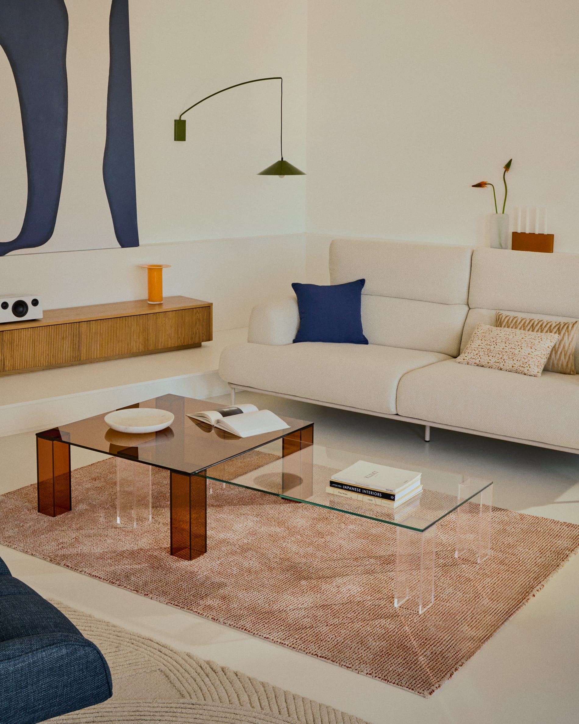 Eleganter Couchtisch aus transparentem Glas, 140x60 cm, robust und modern, perfekt für stilvolle Wohnräume.