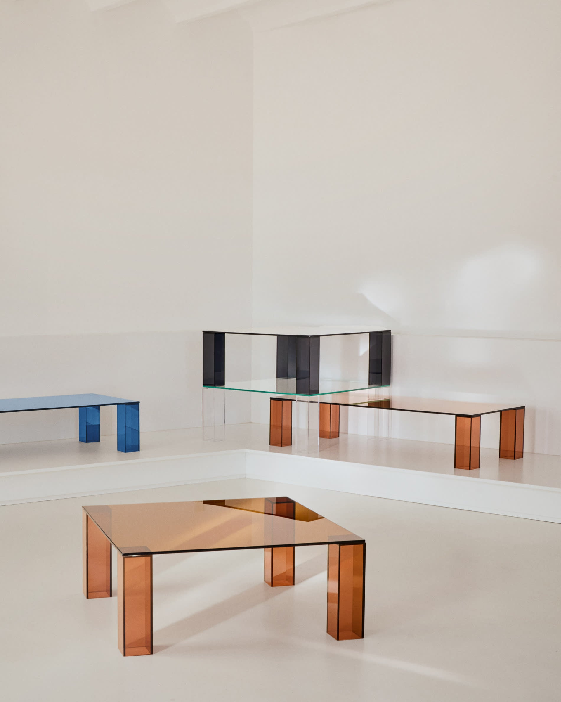 Eleganter Couchtisch Adularia aus braunem Glas, 140 x 60 cm, von Kave Home – modernes Design für stilvolle Wohnräume.