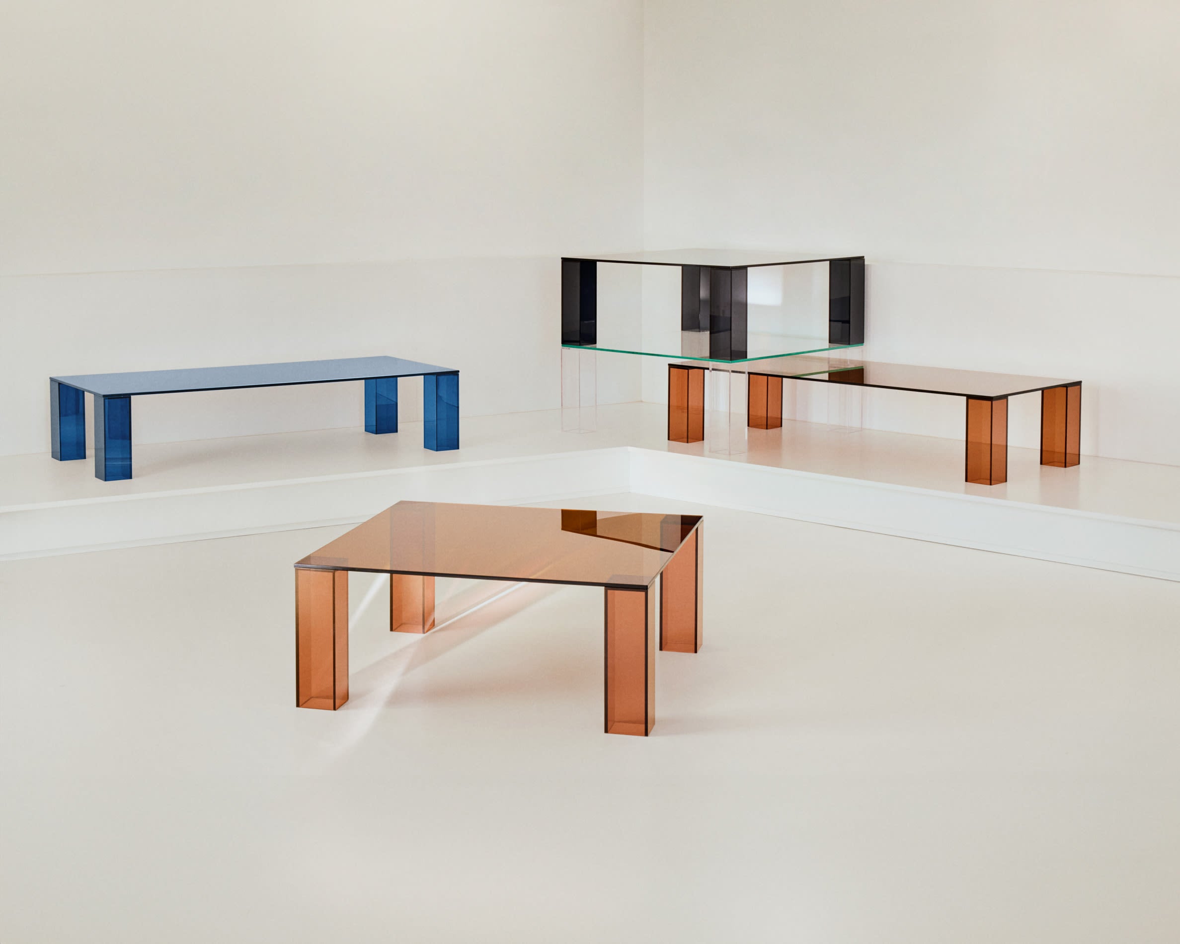 Eleganter Couchtisch Adularia von Kave Home, gefertigt aus braunem gehärtetem Glas (140 x 60 cm) – ideal für stilvolle Wohnräume.