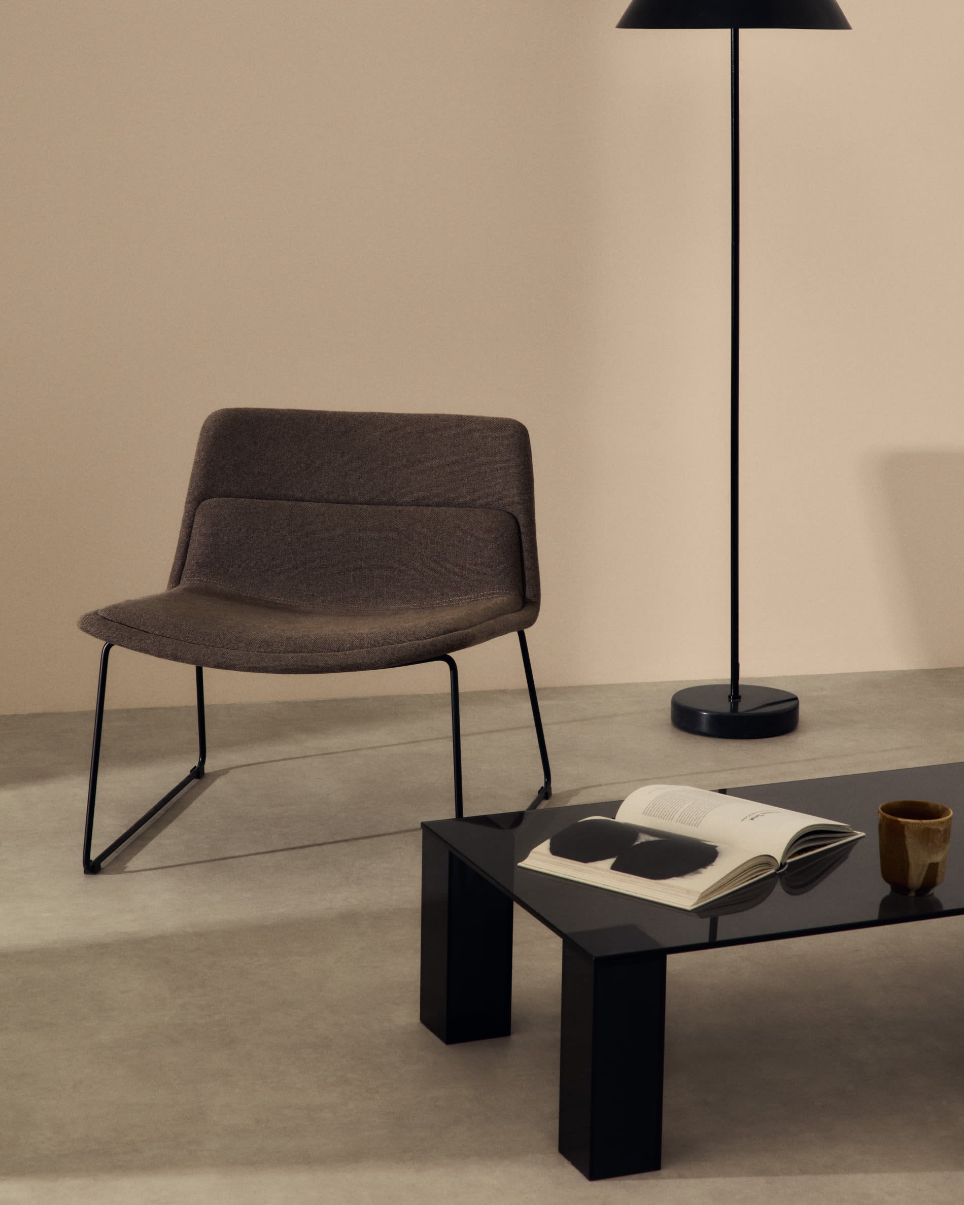 Moderner Beistelltisch aus dunkelgrauem gehärtetem Glas, 85x85 cm, von Kave Home, perfekt für stilvolle und elegante Räume.