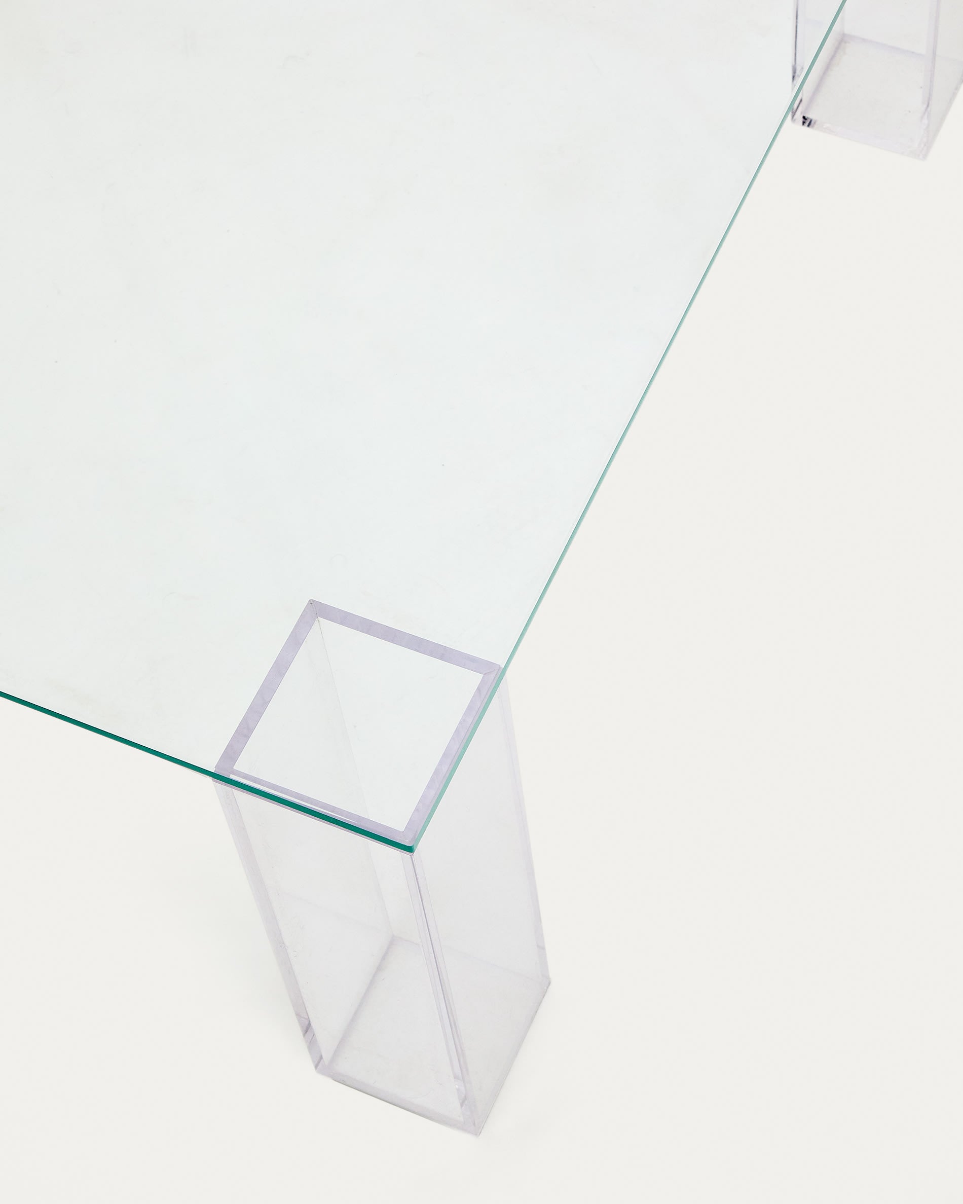Eleganter Beistelltisch Adularia aus robustem, transparentem Glas (85 x 85 cm) von Kave Home. Ideal für moderne Wohnräume und pflegeleicht.
