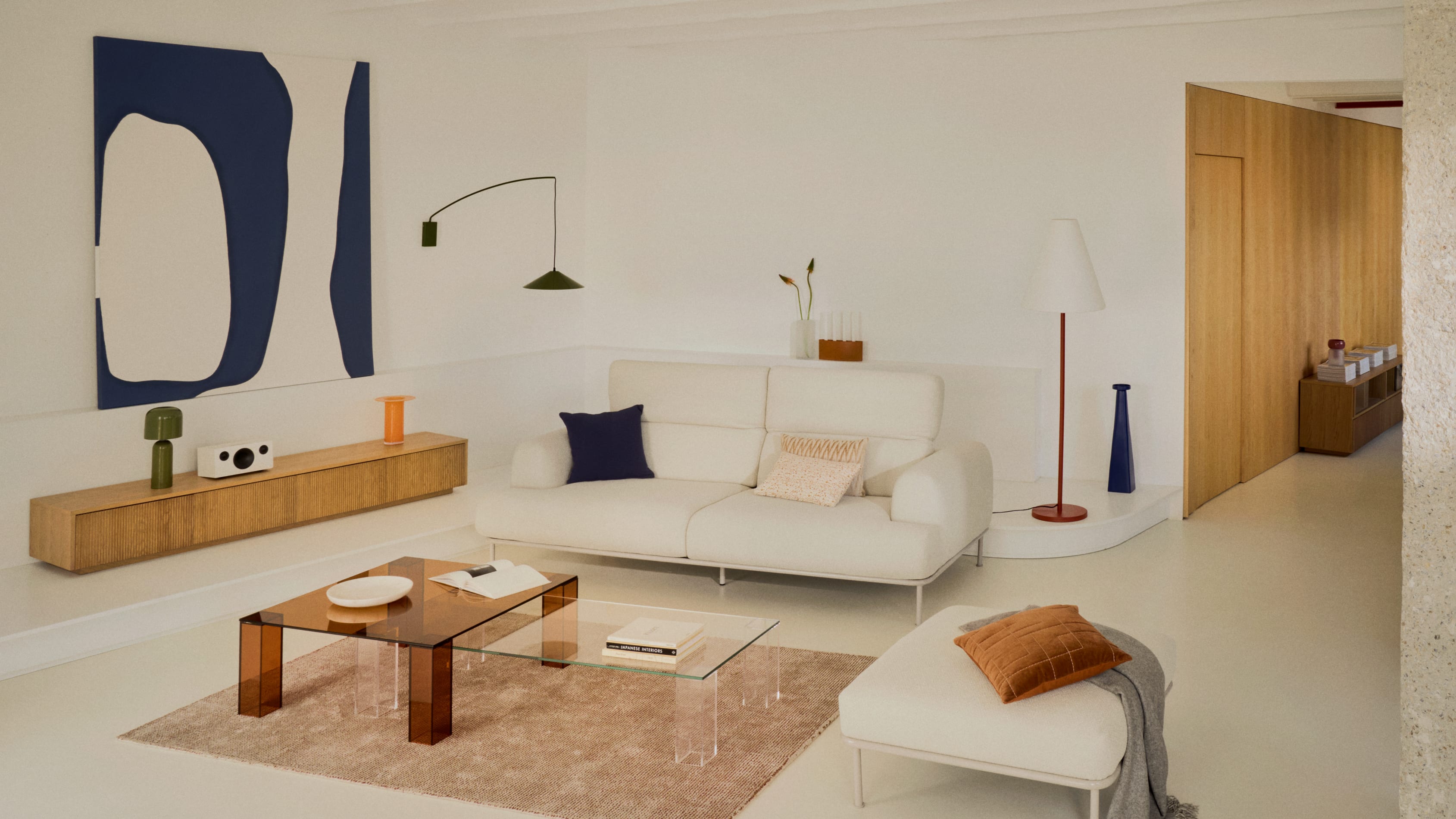 Moderner Beistelltisch aus braunem gehärtetem Glas, 85x85 cm, von Kave Home. Stilvolles Design für jedes Interieur.