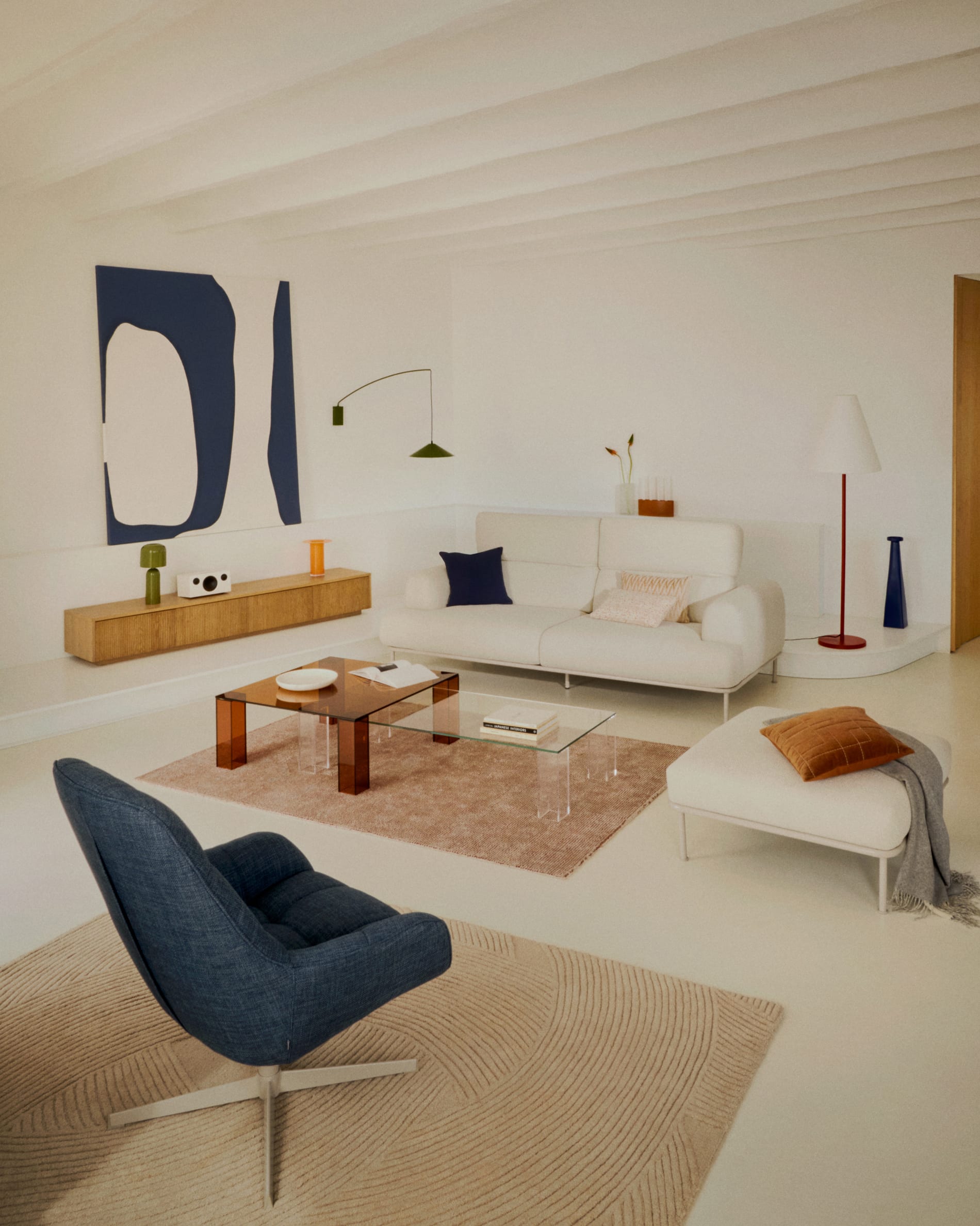 Eleganter Beistelltisch aus braunem gehärtetem Glas, 85x85 cm, von Kave Home. Perfekt für modernes Wohndesign.