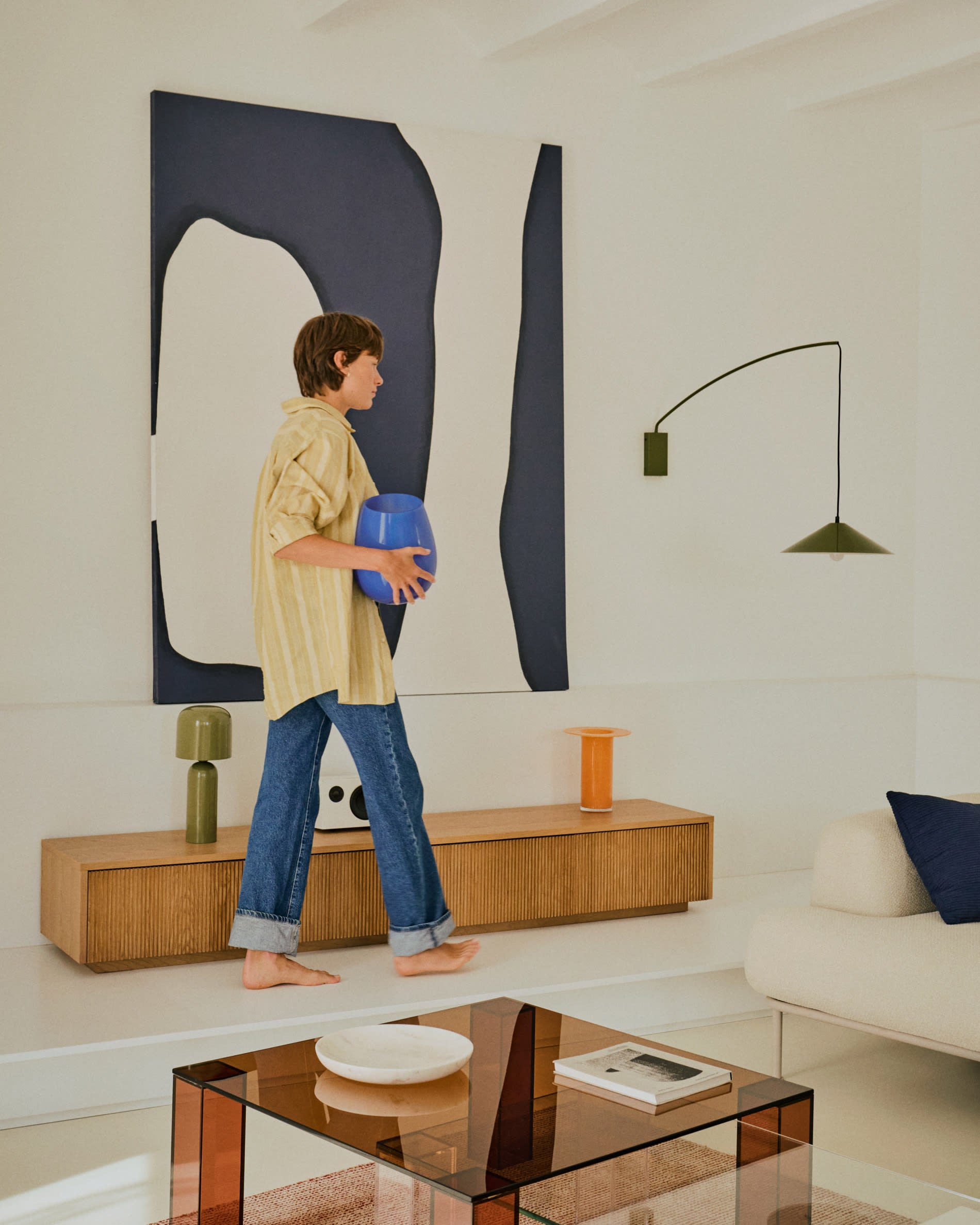 Moderner Beistelltisch aus braunem gehärtetem Glas, 85x85 cm, von Kave Home. Ideal für stilvolle und zeitgemässe Wohnräume.