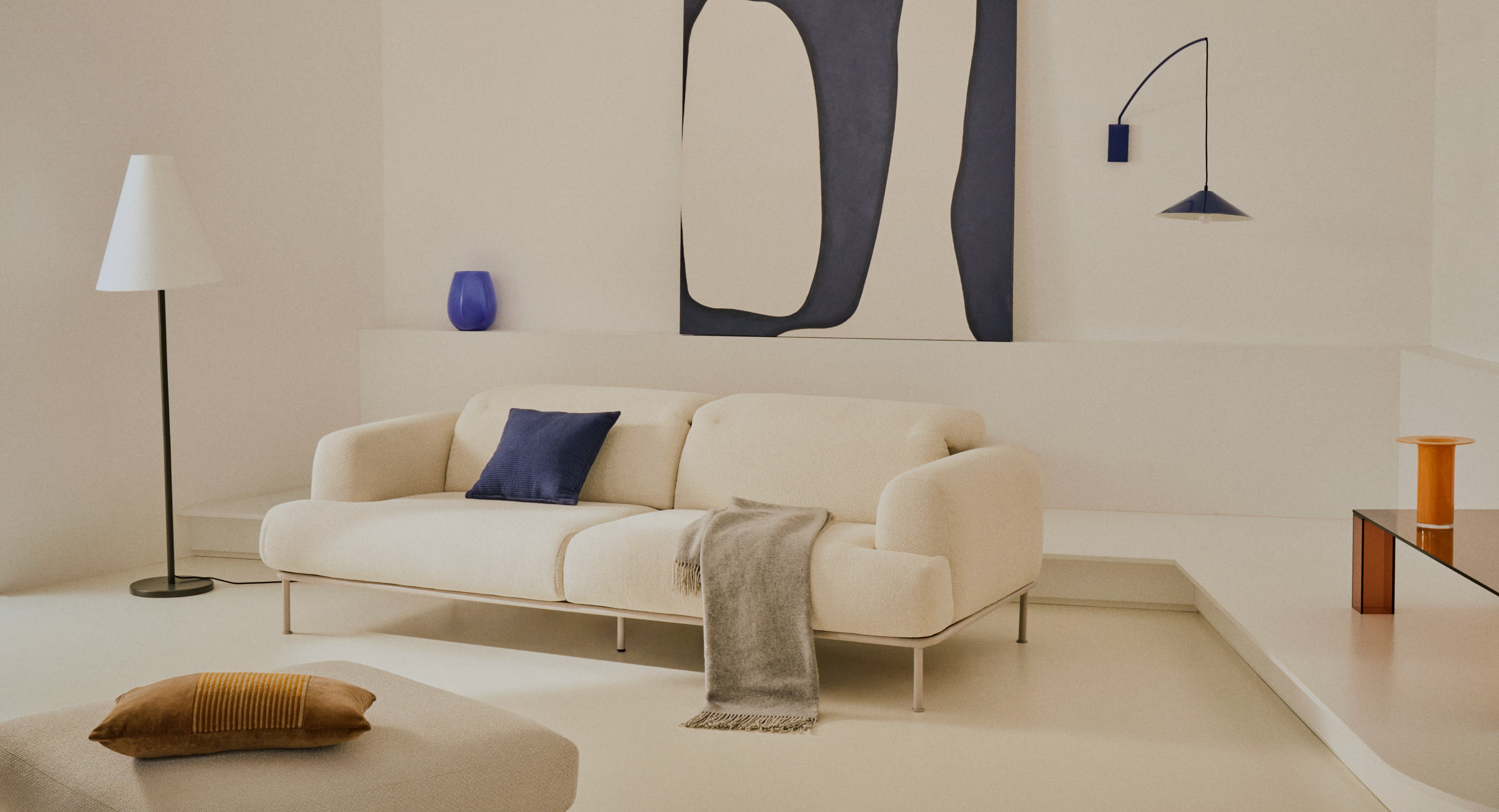 Moderner Beistelltisch aus braunem gehärtetem Glas, 85x85 cm, von Kave Home. Ideal für stilvolle und zeitgemässe Wohnräume.