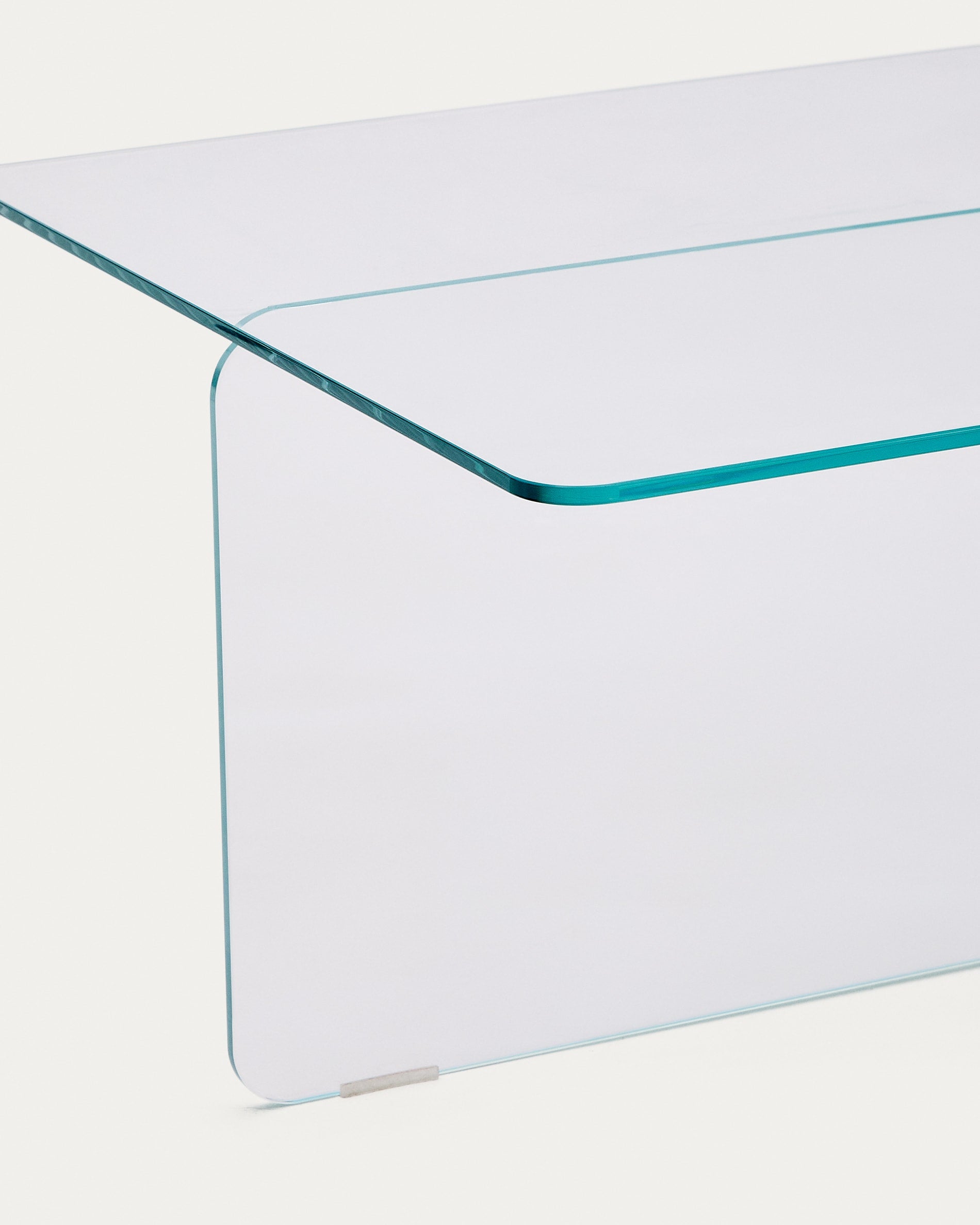 Moderner Couchtisch Zaren aus robustem, transparentem Glas (120 x 60 cm) von Kave Home. Ideal für stilvolle und funktionale Wohnräume.