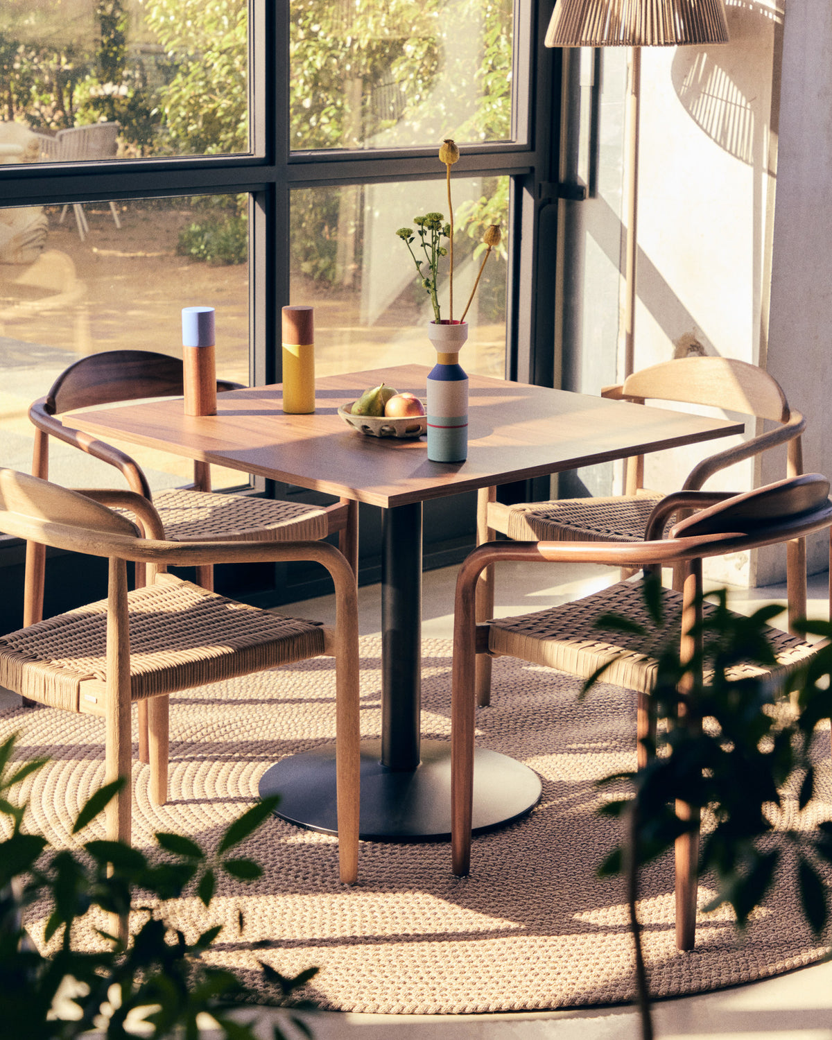 Esilda Tisch aus Melamin in Nussbaumfinish mit schwarz lackiertem Metallbein 90x90x70 cm in Braun, Schwarz präsentiert im Onlineshop von KAQTU Design AG. Esstisch ist von Kave Home