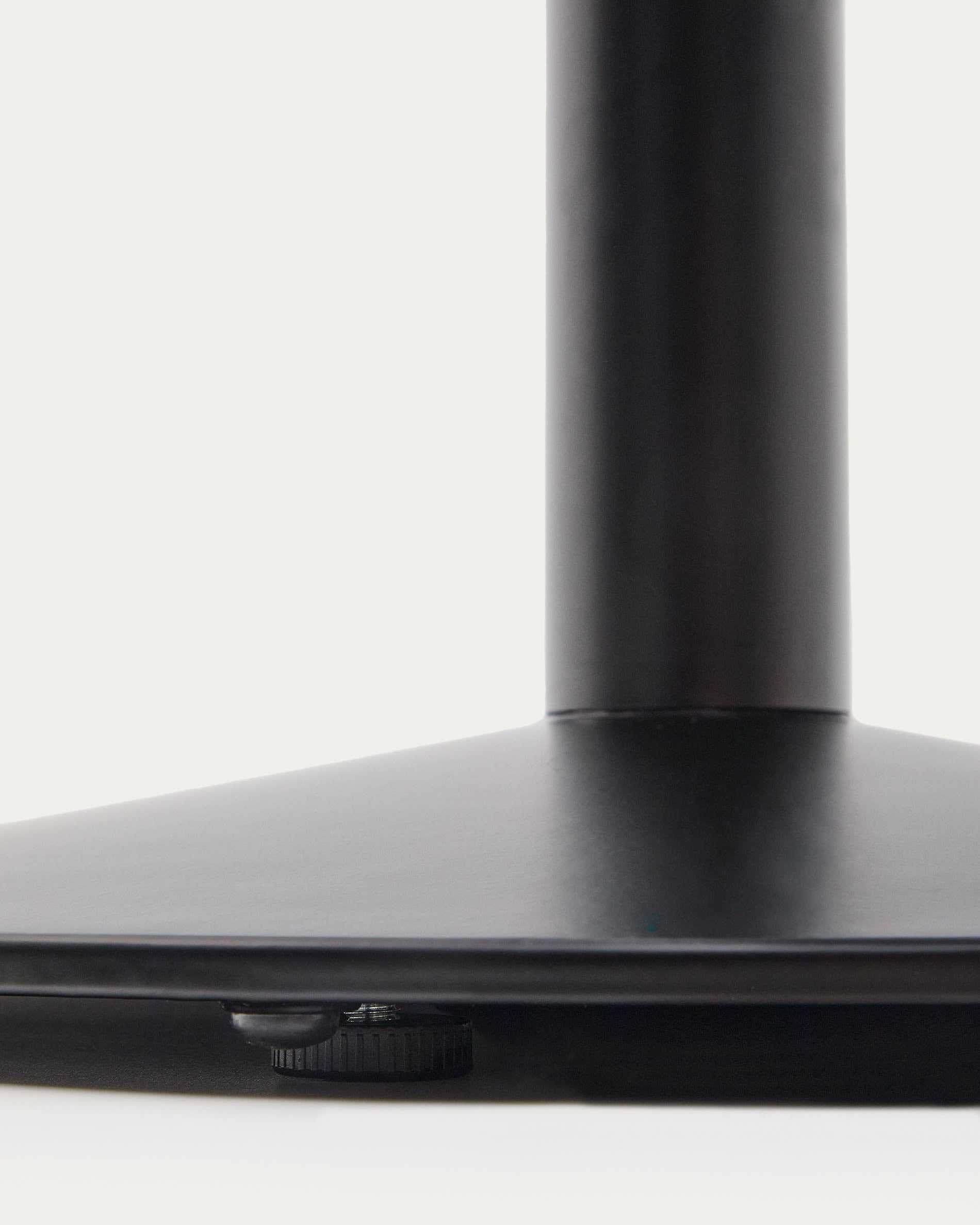 Moderner Esilda Stehtisch in Weiß mit stabilen, schwarz lackierten Metallbeinen. Perfekt für Garten, Balkon und Terrasse, wetterfest und langlebig.