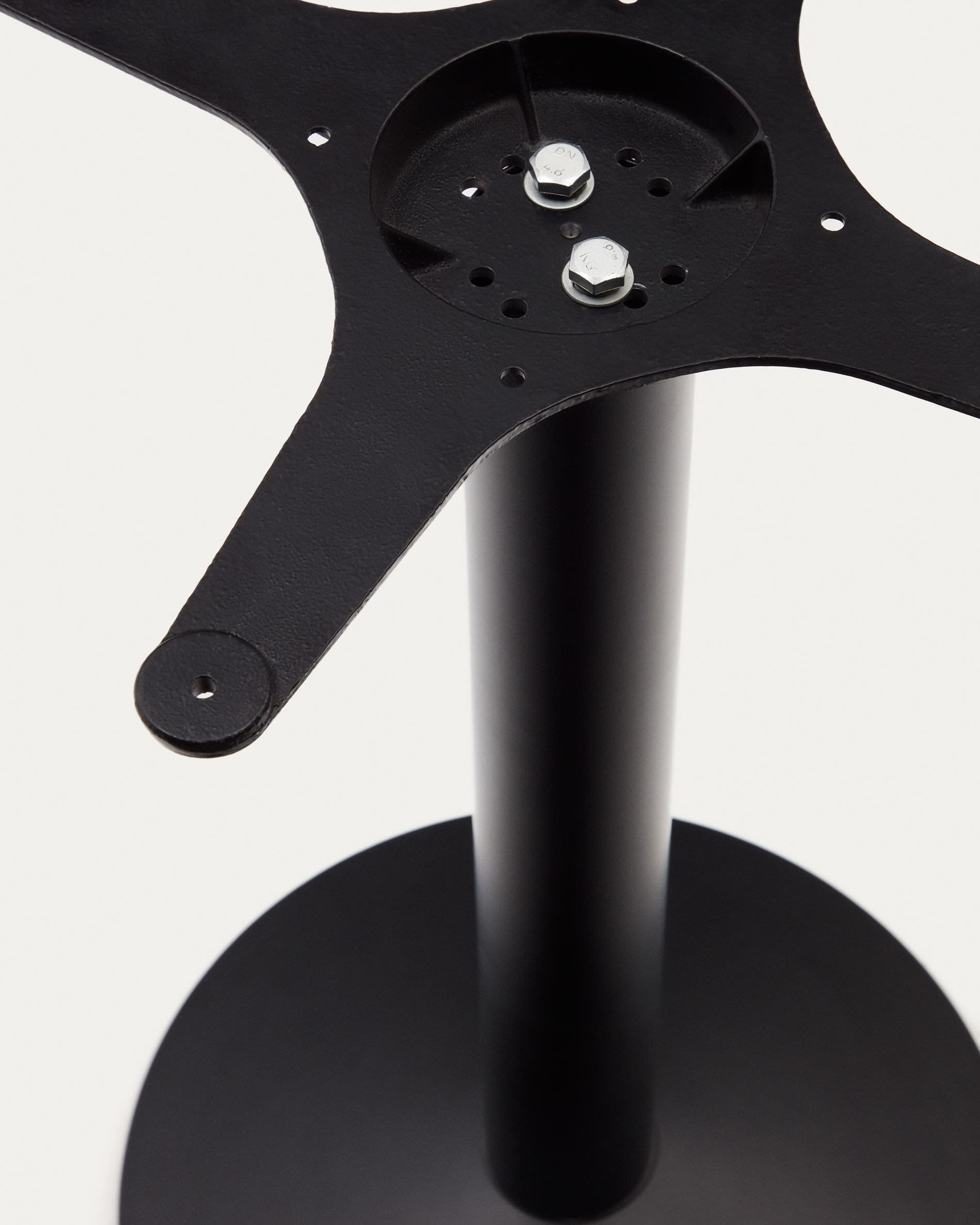 Eleganter Saura Bar-Tisch aus Metall mit weißer Terrazzo-Platte, perfekt für gesellige Stunden im Freien. Maße: 96 x Ø70 cm.