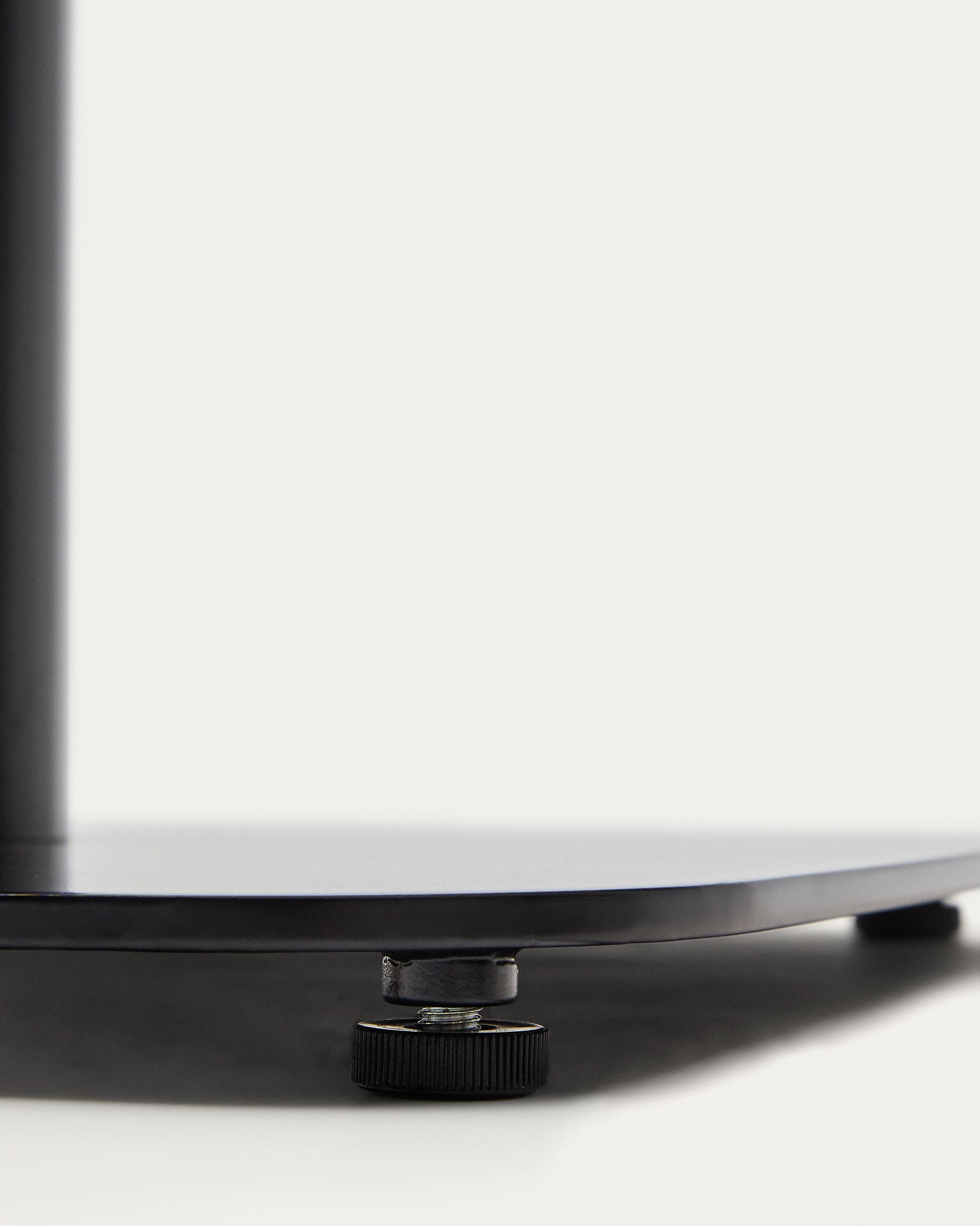 Moderner Dina Hochtisch mit Ø60 cm, Nussbaum-Melamin und schwarzem Metallbein. Perfekt für stilvolle Räume und gesellige Anlässe.