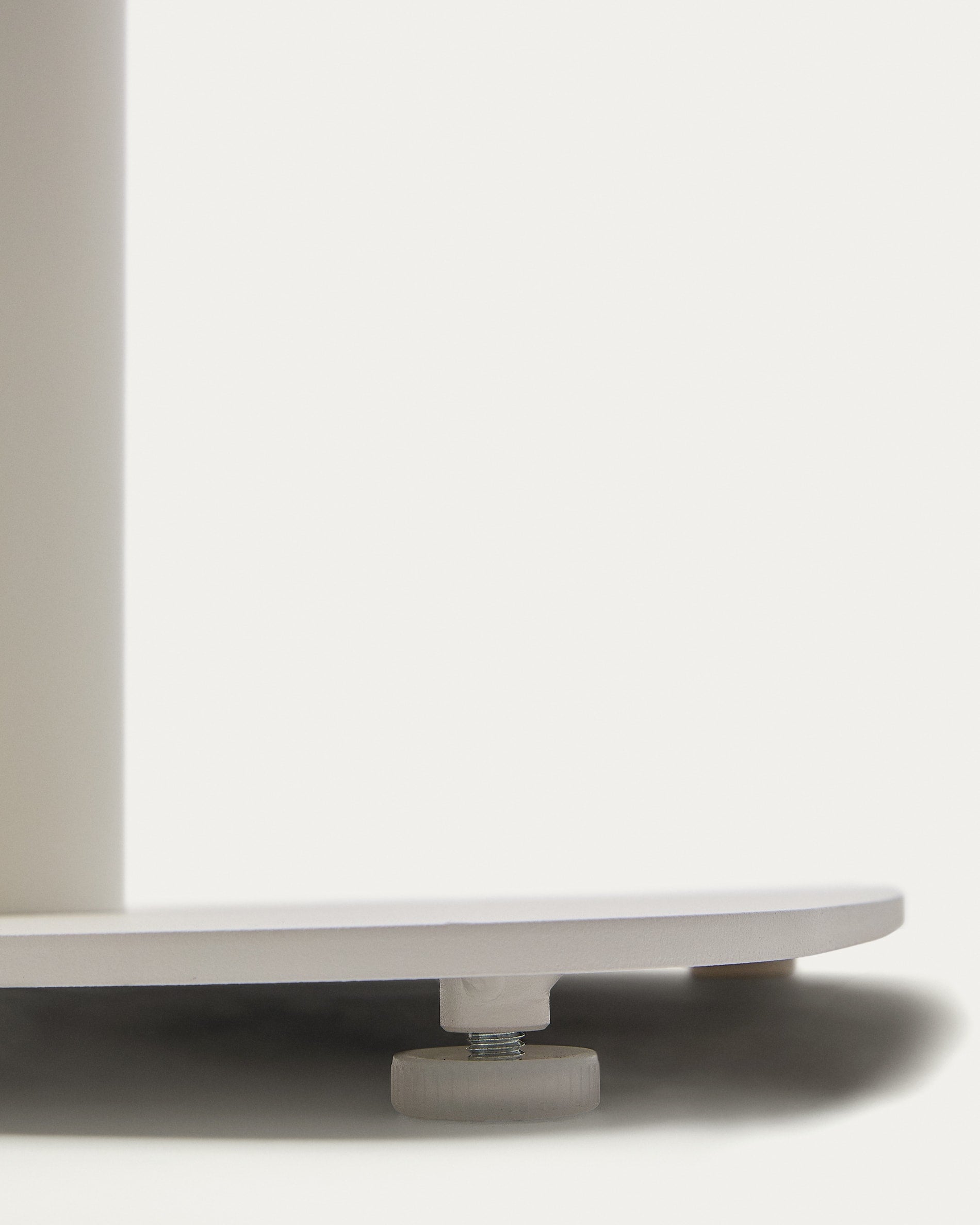 Entdecken Sie den runden Outdoor-Tisch Dina von Kave Home: stilvoll, wetterfest und ideal für gesellige Stunden im Freien. Ø 68 cm, robustes Design.