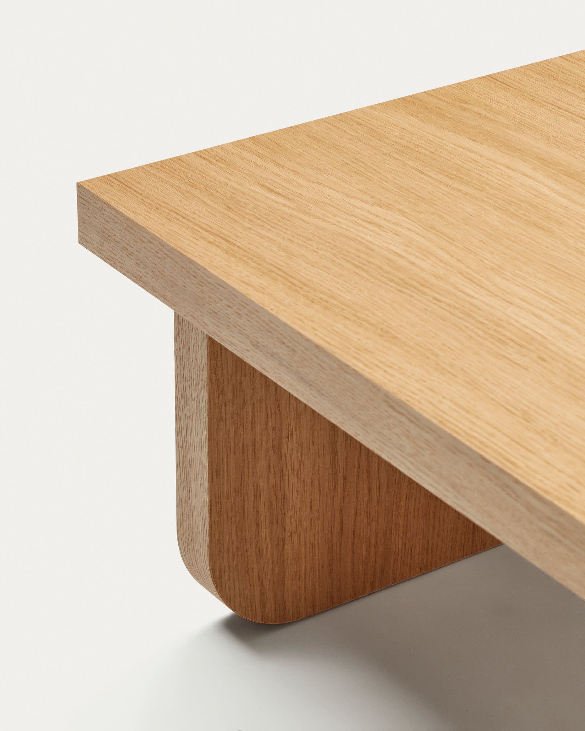 Set aus 2 Couchtischen aus hochwertigem Eichenfurnier mit natürlichem Finish. Perfekt für modernes, nachhaltiges Wohnen.