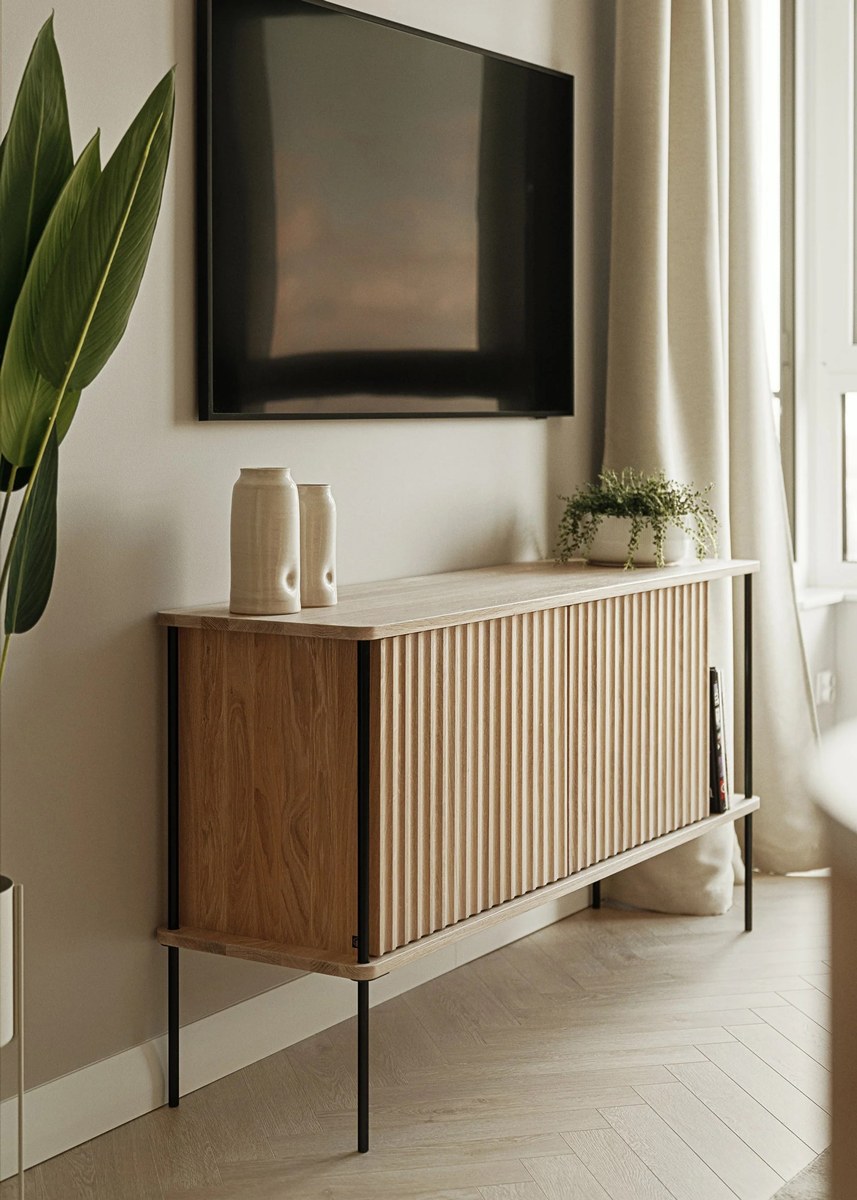 Sideboard Maya aus massivem Eichenholz mit gefräster Front, Push-to-Open-System und schlanken Stahlfüssen, Farbe Eiche Natur.