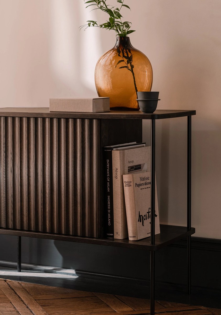 Sideboard Maya aus massivem Eichenholz mit gefräster Front, Push-to-Open-System und schlanken Stahlfüssen, Farbe Eiche Natur.