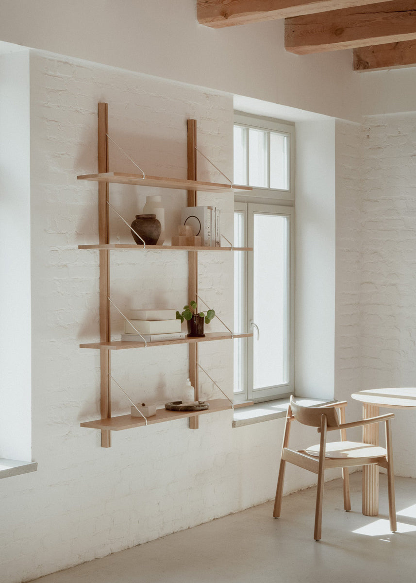Elegantes Standregal Rodd RDD1012 von Tamo, kombiniert stilvollen Metallrahmen mit warmen Holzablagen für ein modernes Ambiente.