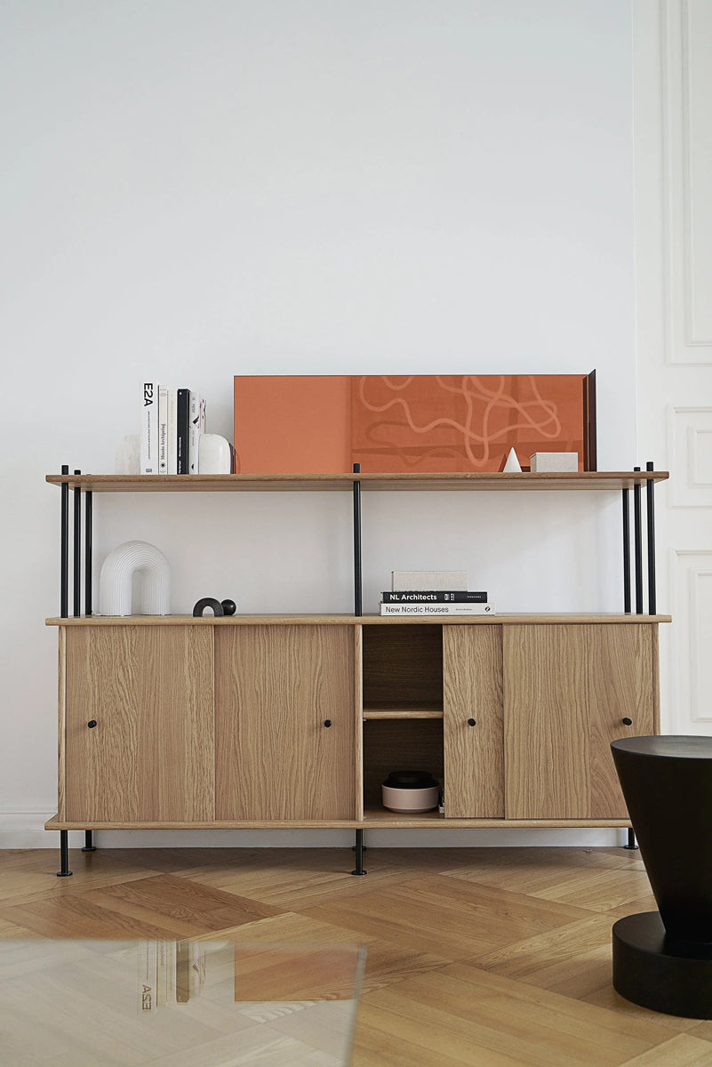 Elegantes Holz-Halbregal Bava BV10P2 von Tamo, freistehend mit drei schrägen Regalböden, ideal für stilvolle Wohn- und Büroeinrichtungen.