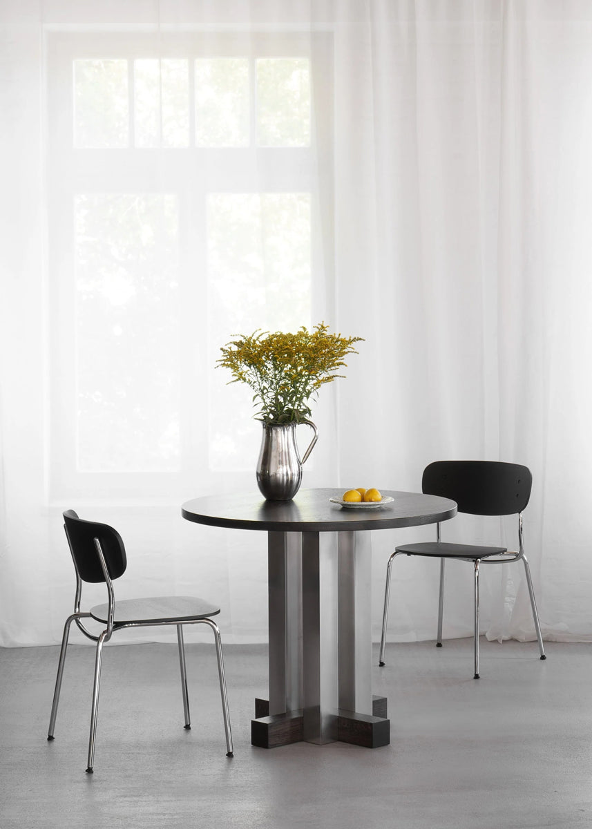 Eleganter runder Esstisch Cruz CRZ90 aus hellem Holz mit stilvollem Metallgestell, perfekt für gemütliche Essbereiche und moderne Wohnräume.