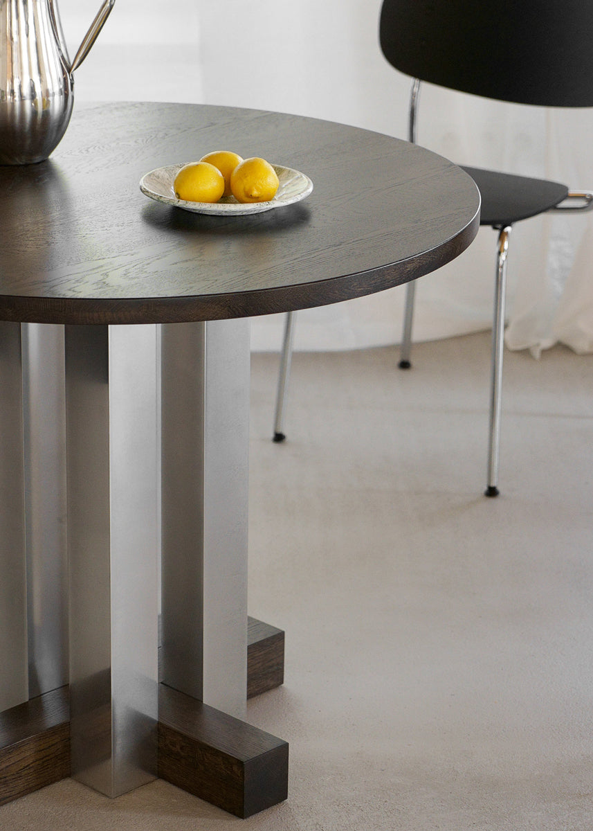 Eleganter Cafeteriatisch Cruz CRZ90, kombiniert helles Holz mit einem stabilen Metallgestell, perfekt für gemütliche Essensmomente.