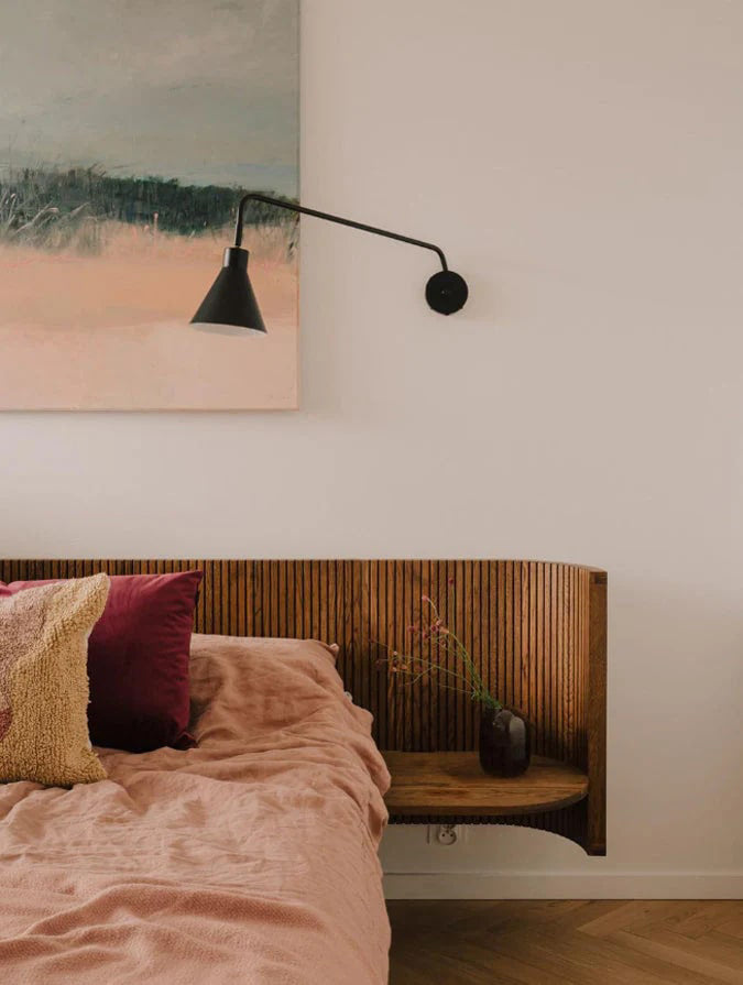 Elegantes Holzbett Hug HGB160 von Tamo, mit sanften Rundungen und natürlicher Holzoberfläche, harmonisch in einem lichtdurchfluteten Raum inszeniert.