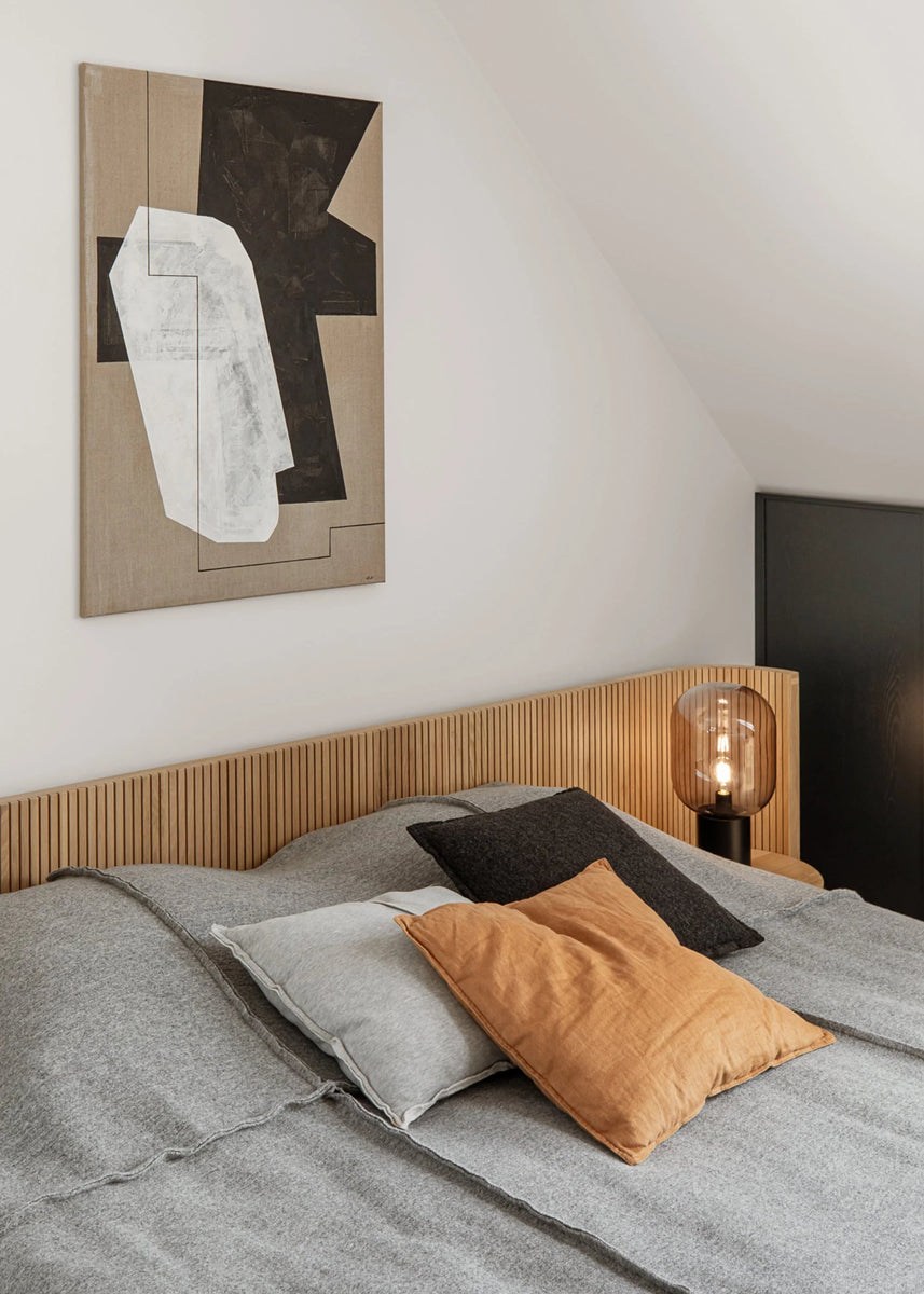 Stilvolles Holzbett Hug HGB160 von Tamo, mit geschwungenen Formen und warmer Holztextur, perfekt in einem hellen Schlafzimmer arrangiert.