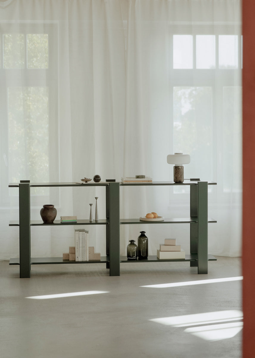 Elegantes Standregal Ligo LGB1189 aus Holz von Tamo, perfekt für die dekorative Aufbewahrung und Präsentation in Wohn- und Arbeitsbereichen.