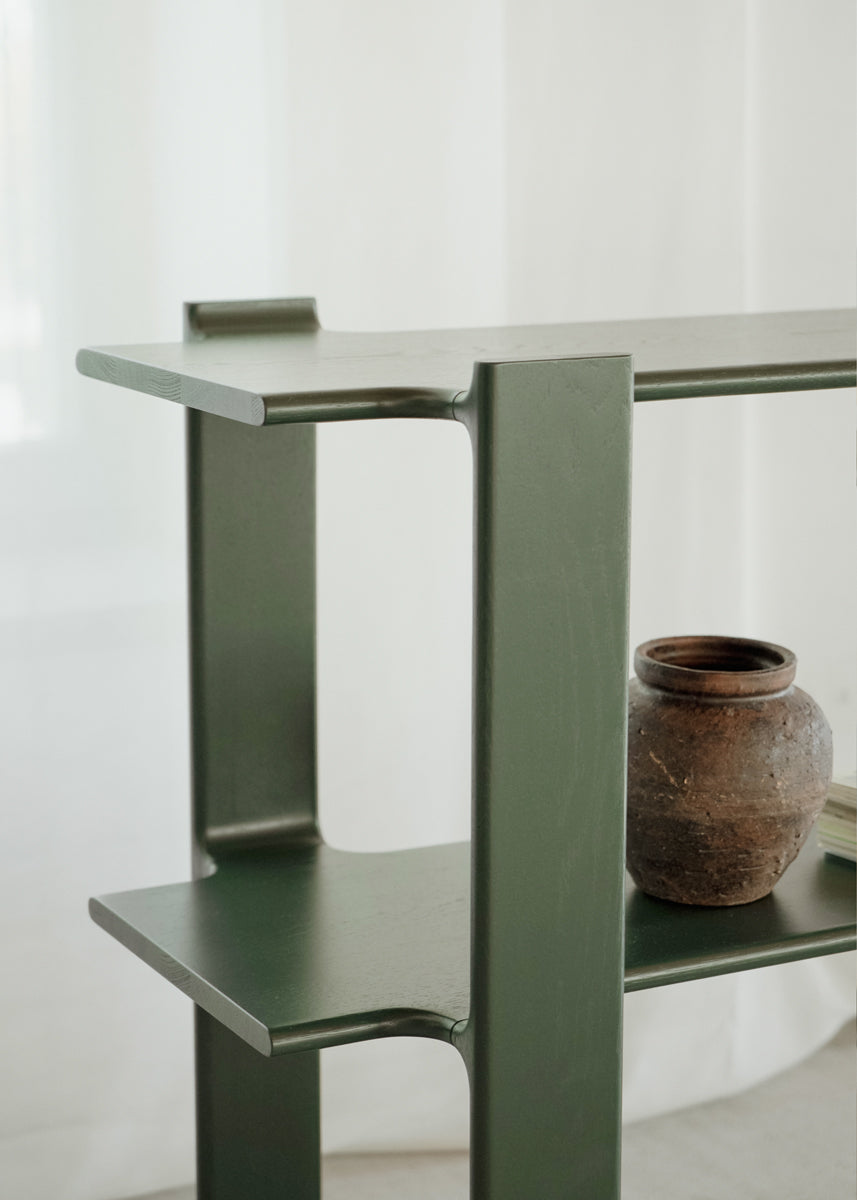 Elegantes Holzregal Ligo LGB2089 von Tamo, perfekt für stilvolle Aufbewahrung und kreative Raumgestaltung in jedem Wohnbereich.