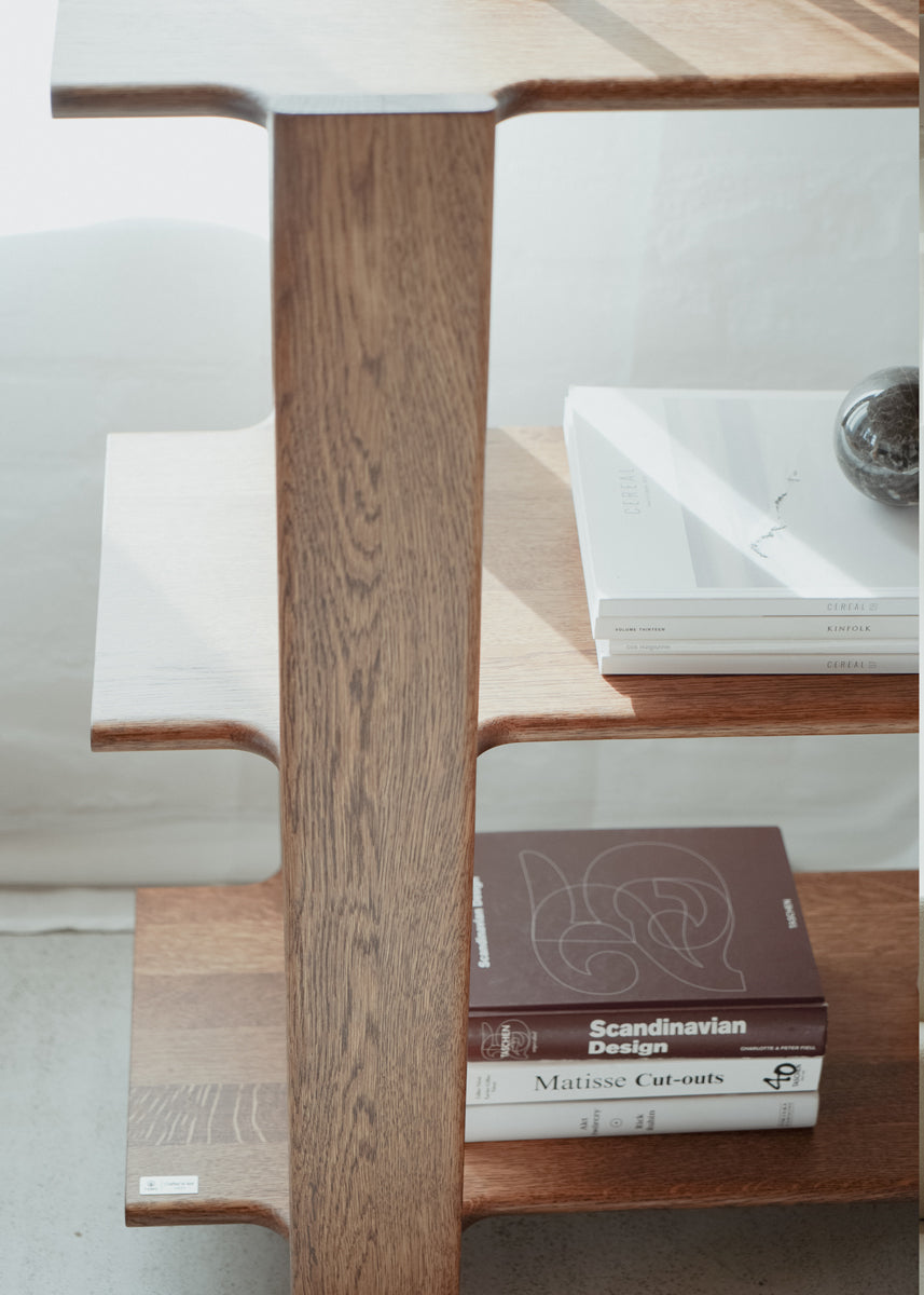 Elegantes Holzregal Ligo LGB2089 von Tamo, perfekt für die dekorative Aufbewahrung von Büchern und Accessoires in jedem Wohnbereich.