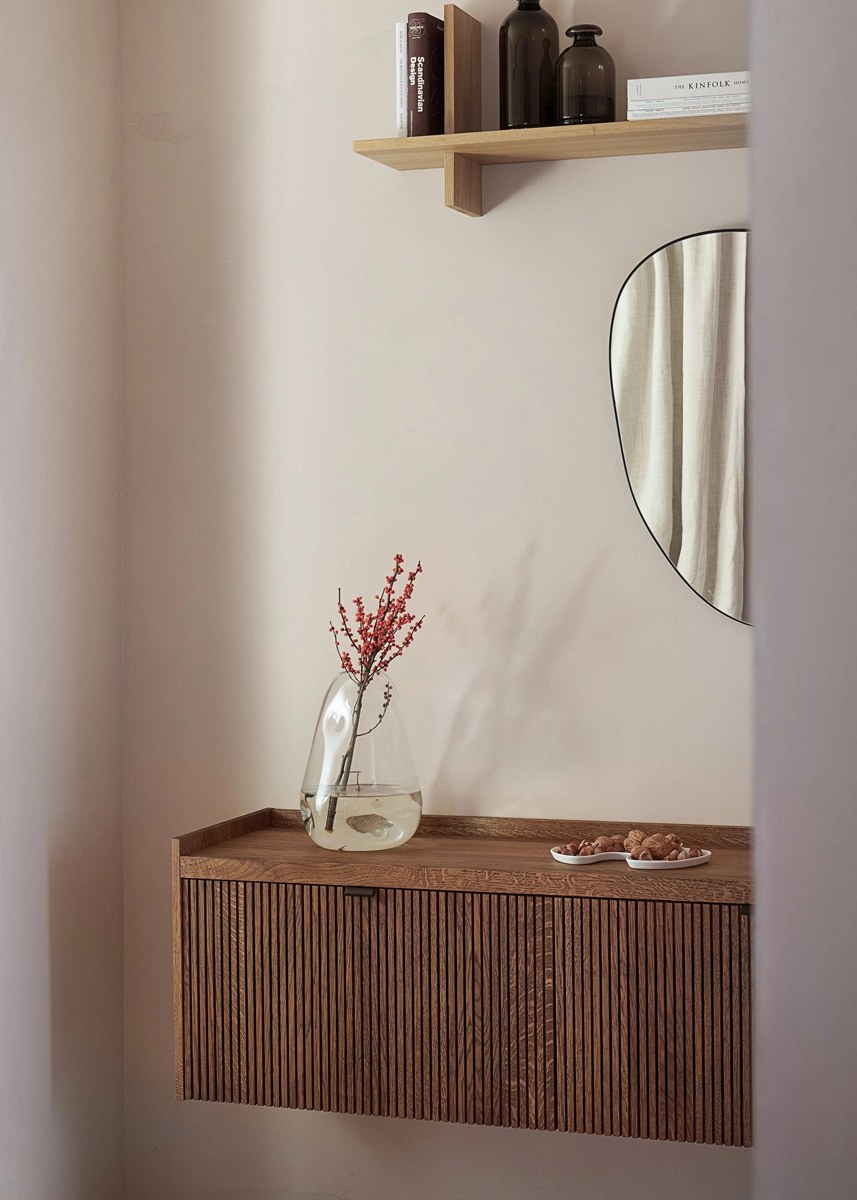 TV-Schrank Meda aus Eichen-Leimholz in Eiche Natur mit gerillten Fronten, Aluminiumgriffen und hängender Wandmontage.