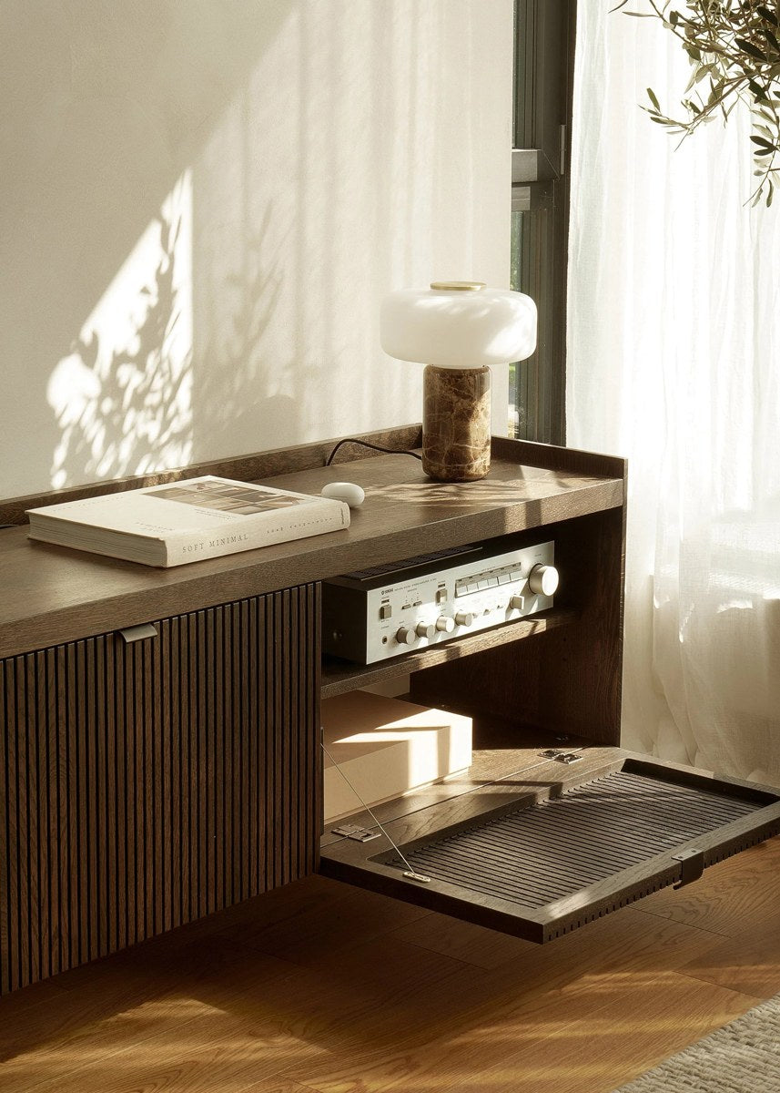 TV-Schrank Meda aus Eichen-Leimholz in Eiche Natur mit gerillten Fronten, Aluminiumgriffen und hängender Wandmontage.