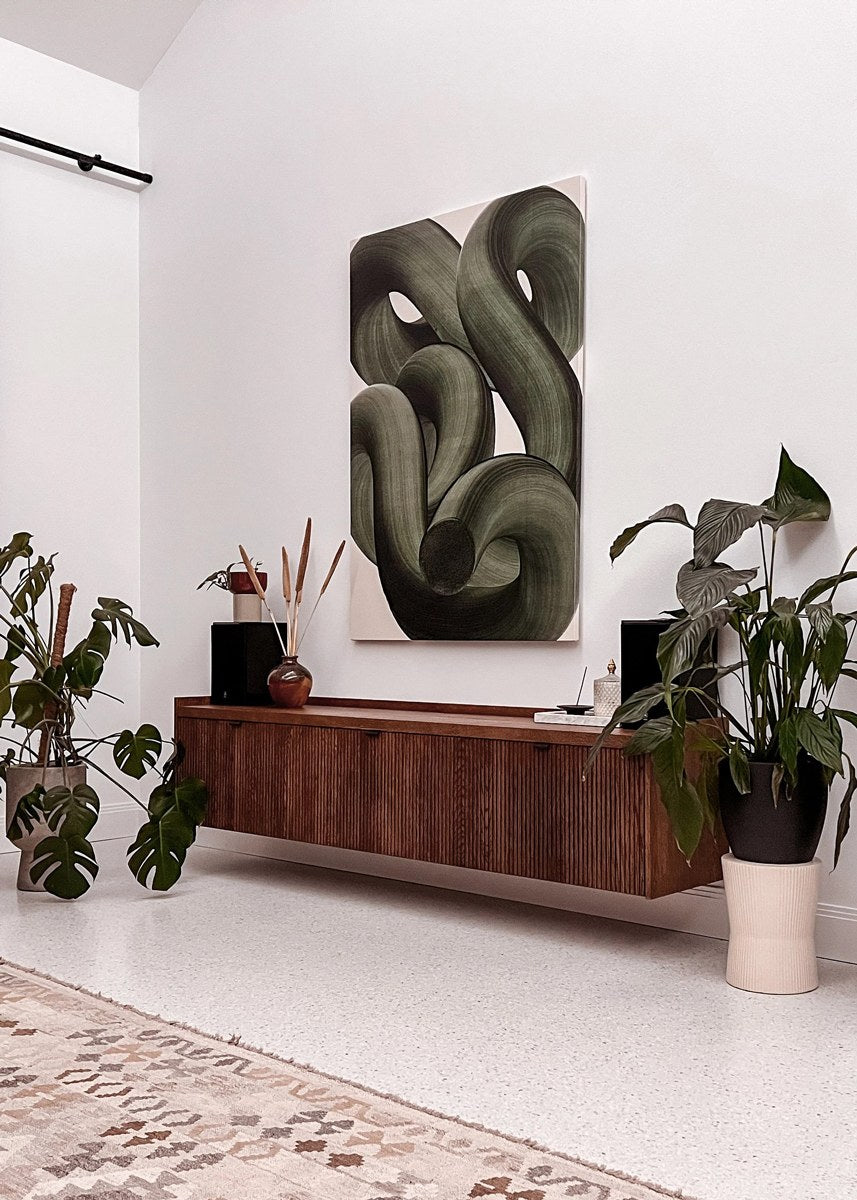 TV-Schrank Meda aus Eichen-Leimholz in Eiche Natur mit gerillten Fronten, Aluminiumgriffen und hängender Wandmontage.