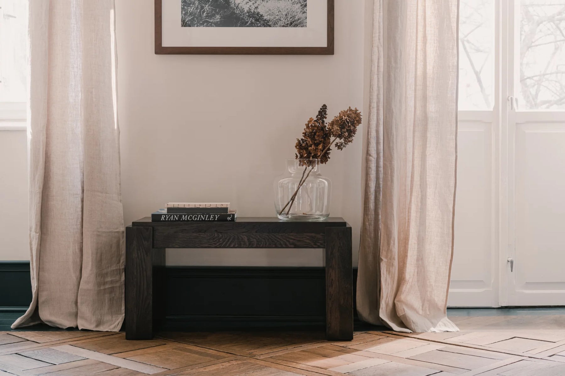 Elegante Pura PRA160 Sitzbank von Tamo aus hellem Echtholz, perfekt für stilvolle Eingangsbereiche oder Lounges, mit minimalistischer Ästhetik und stabiler Konstruktion.