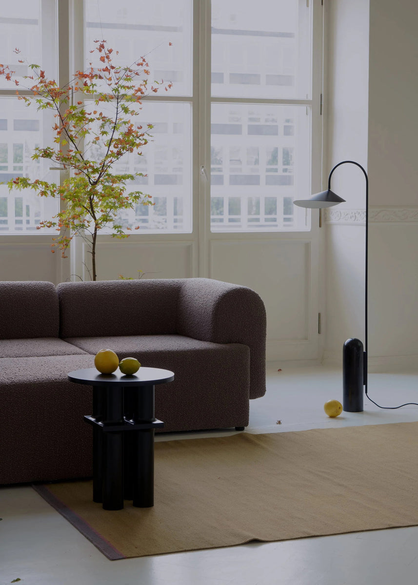 Vielseitiges modulares Sofa Tori TRI02 von Tamo, perfekt für kreative Raumgestaltungen, kombiniert Komfort mit zeitgemäßem Stil.