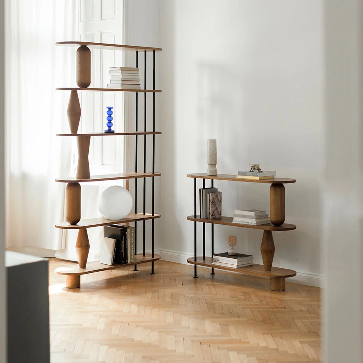 Elegantes Vazoo VZ2P3 Standregal von Tamo, ideal für stilvolle Aufbewahrung in Wohn- und Arbeitsbereichen, mit klaren Linien und vielseitigen Ablageflächen.