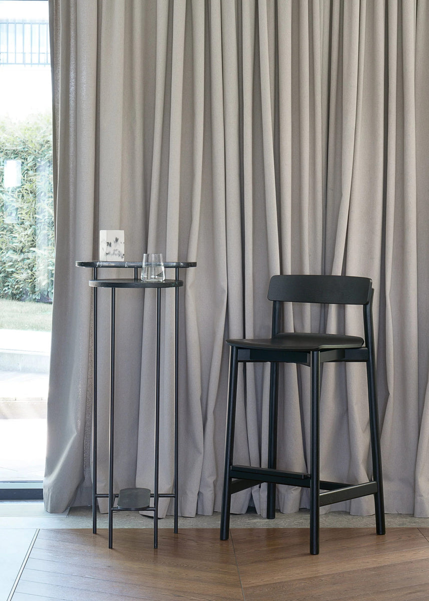 Eleganter Holzhocker ARCH03 von Tamo, aus hochwertigem Holz gefertigt, mit modernem Design und praktischer Stapelbarkeit für vielseitige Nutzung.