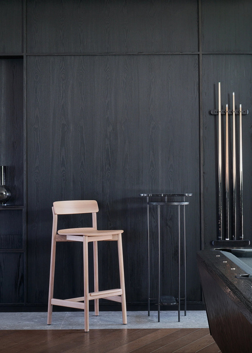 Eleganter Holzhocker ARCH03 von Tamo, gefertigt aus hochwertigem Holz, perfekt für zeitgemäße Inneneinrichtungen und leicht stapelbar.