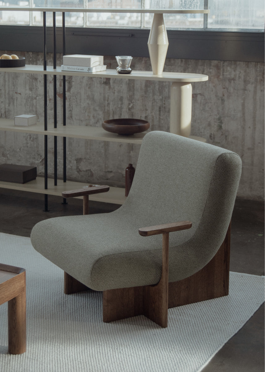 Stylischer Kivo KIV01 Sessel von Tamo, in ansprechendem Farbton, mit geschwungenem Design und gemütlicher Polsterung, perfekt für jedes Wohnambiente.