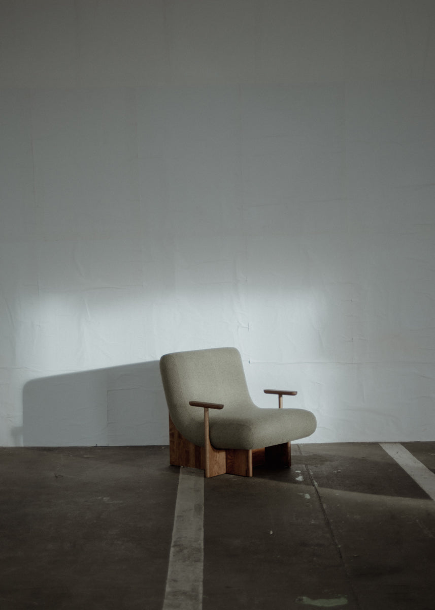 Eleganter Kivo KIV01 Sessel von Tamo, der durch seine ansprechende Form und Bequemlichkeit besticht, ideal für jedes moderne Zuhause.