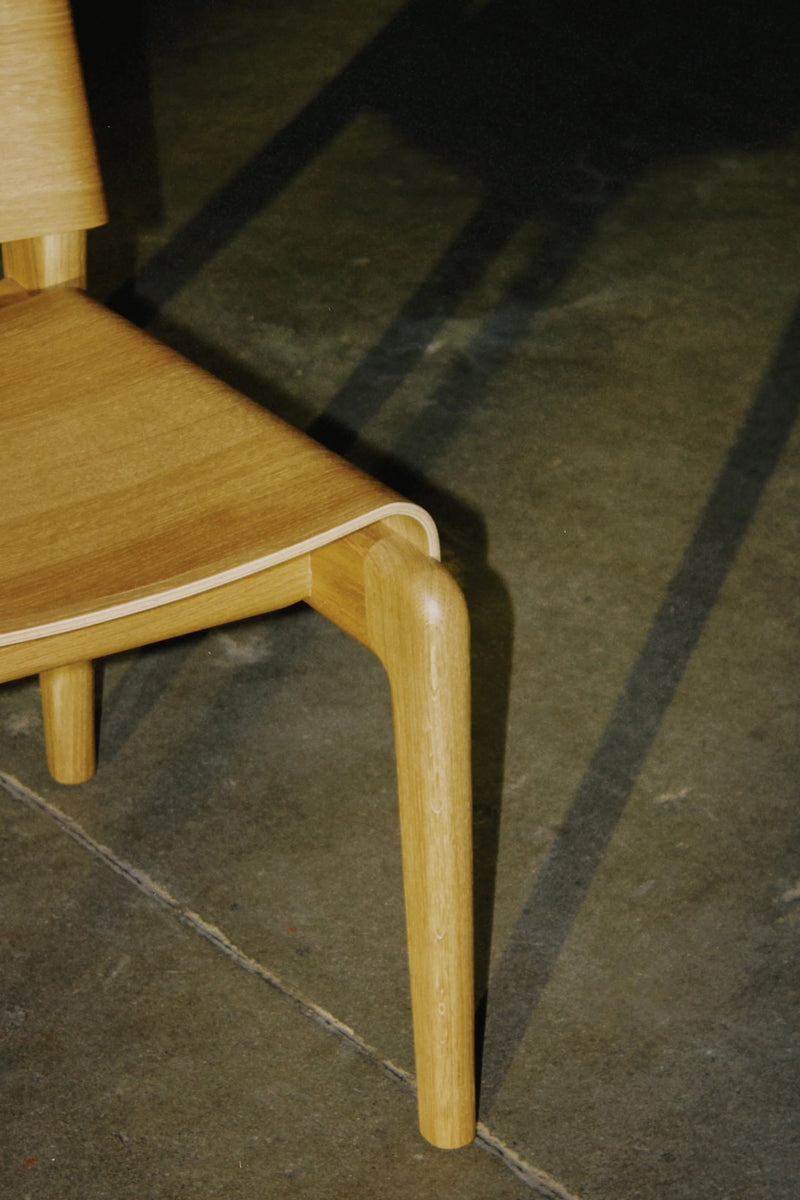 Eleganter Undia UND01 Stuhl von Tamo, kombiniert minimalistisches Design mit einer hellen Sitzfläche für stilvolle Akzente in jedem Raum.