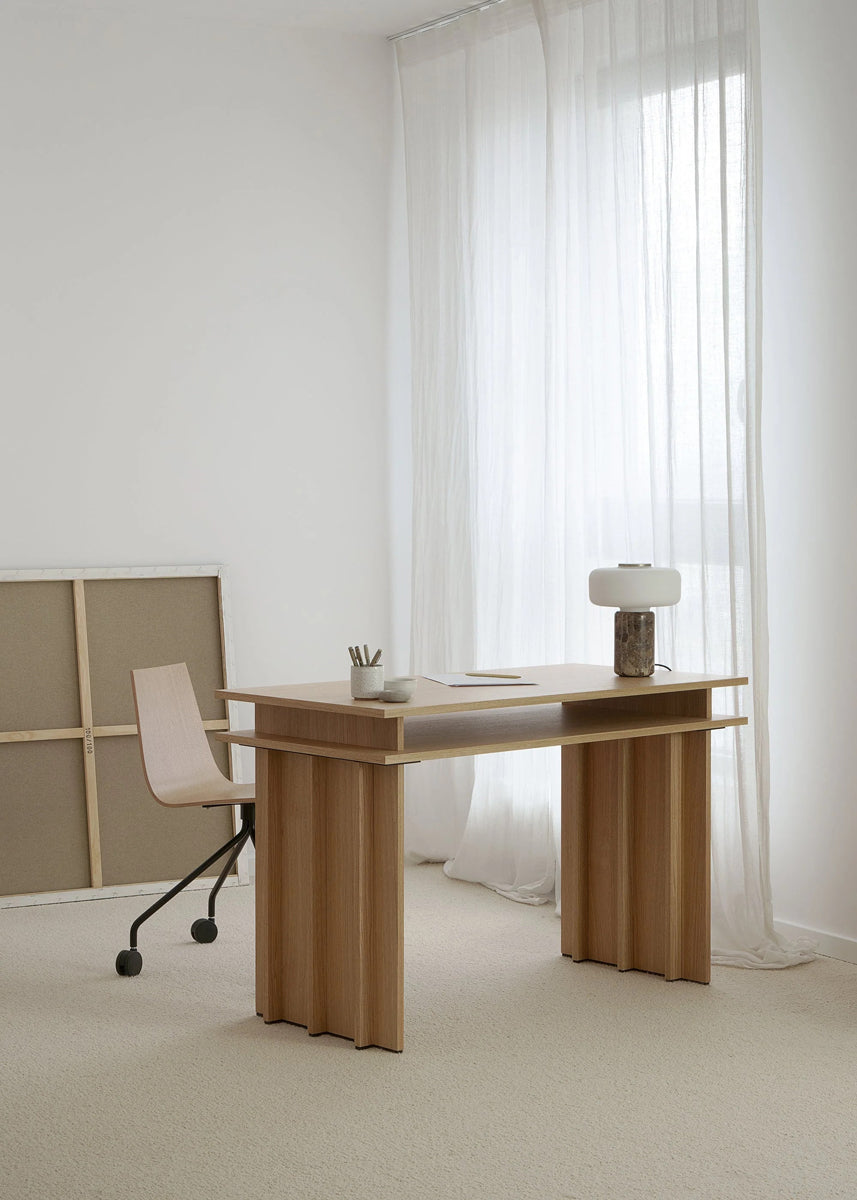 Eleganter Piato PIA01 Schreibtisch von Tamo, mit stilvollem Design, großzügiger Arbeitsfläche und robustem Metallgestell, perfekt für produktives Arbeiten.