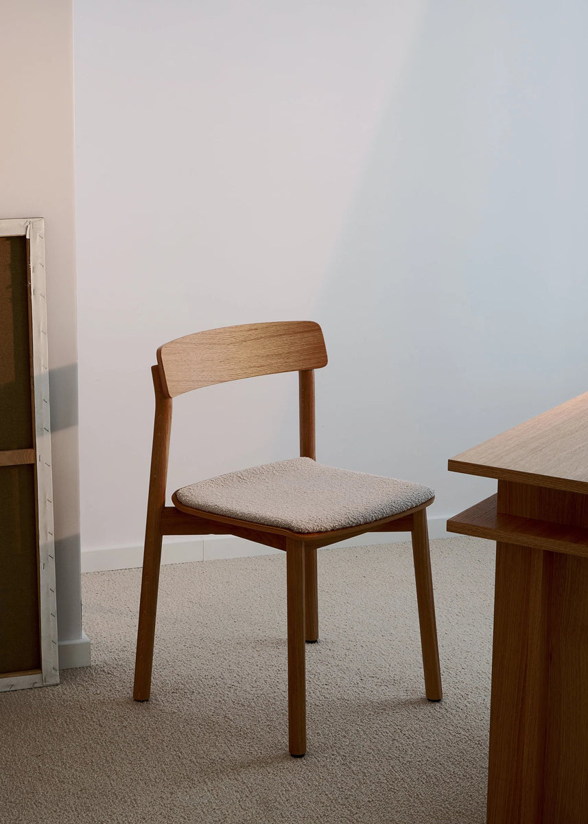 Eleganter Arche ARCH01 Stuhl von Tamo mit stilvollem Design, robustem Holzgestell und sanfter Farbgebung für jeden Raum.