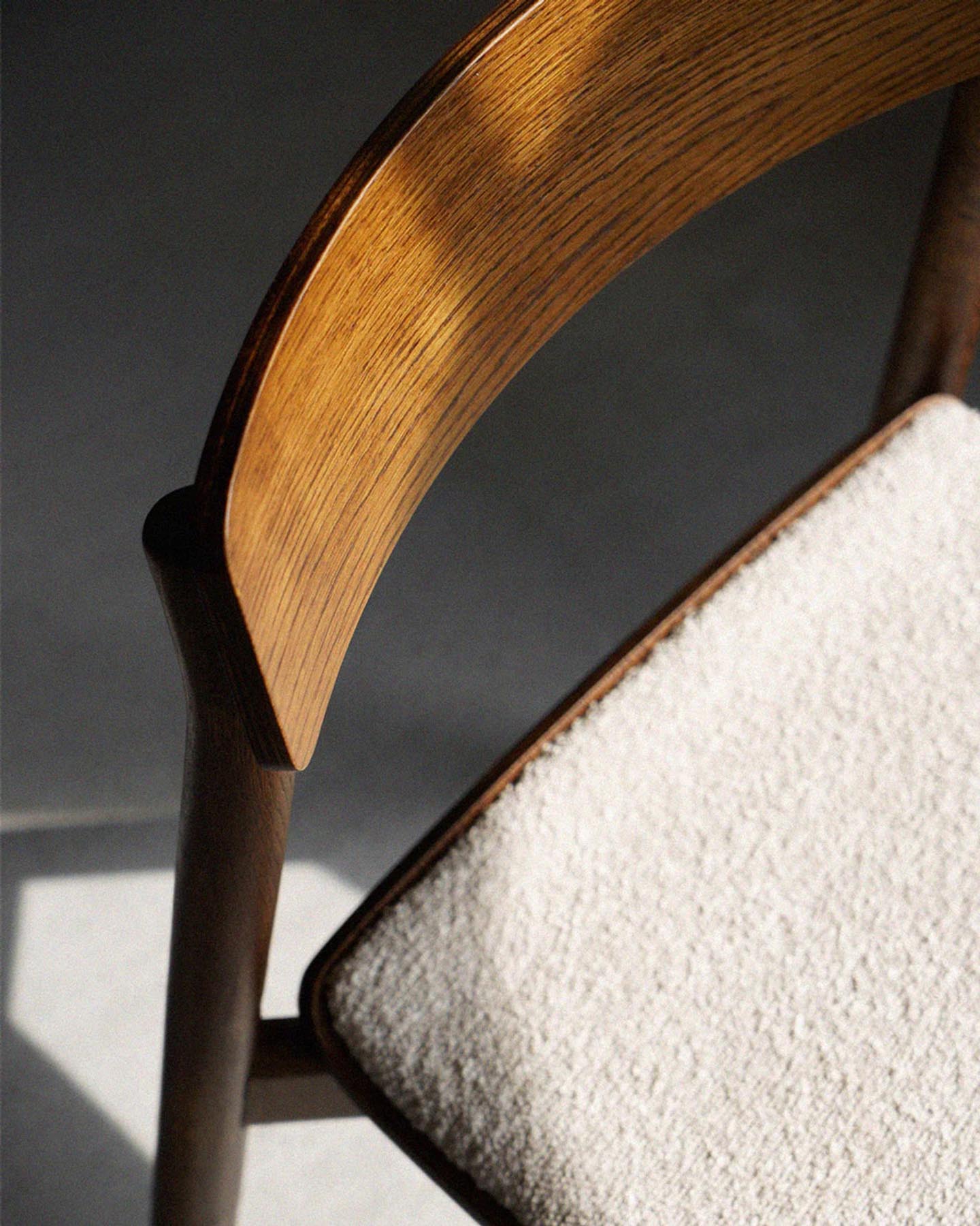 Eleganter Arche ARCH01 Stuhl von Tamo, der durch seine klare Formensprache und hochwertige Verarbeitung besticht.
