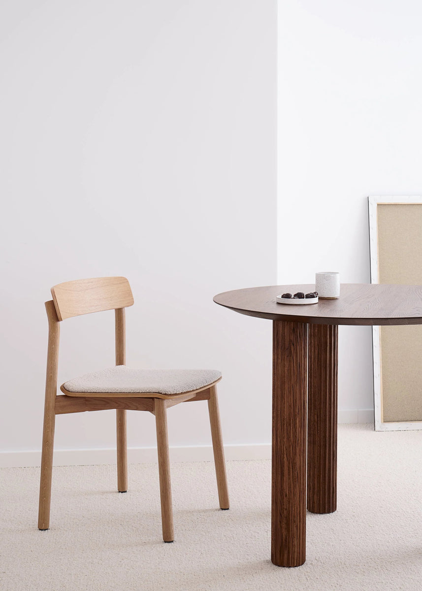 Moderner Arche ARCH01 Stuhl von Tamo, der durch sein minimalistisches Design und hochwertige Materialien besticht und jeden Raum aufwertet.