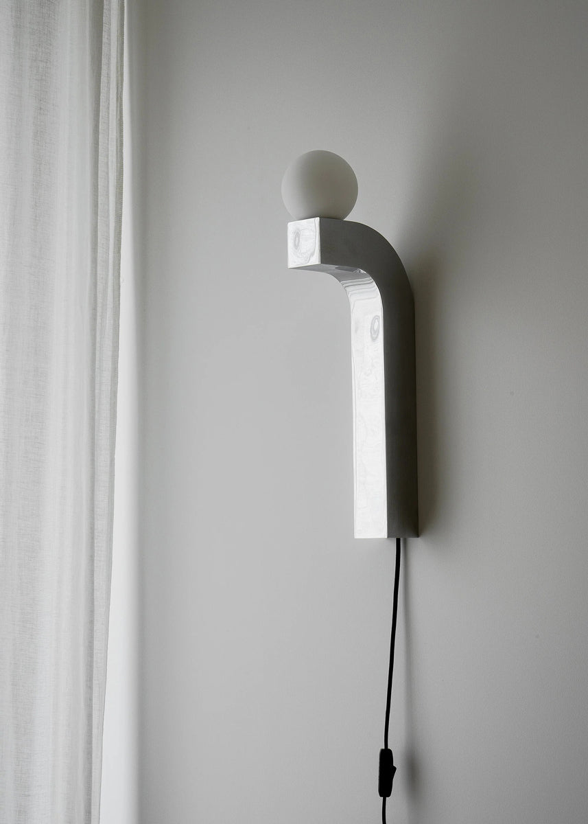 Moderne Pallia PLIA01 Wandleuchte von Tamo, ideal für stimmungsvolle Beleuchtung in jedem Raum, vereint Funktionalität und zeitgemäßes Design.
