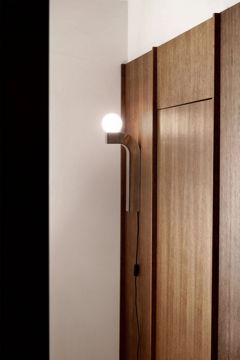 Moderne Pallia PLIA01 Wandleuchte von Tamo, ideal für stimmungsvolle Lichtakzente und geschmackvolle Innenraumgestaltung.