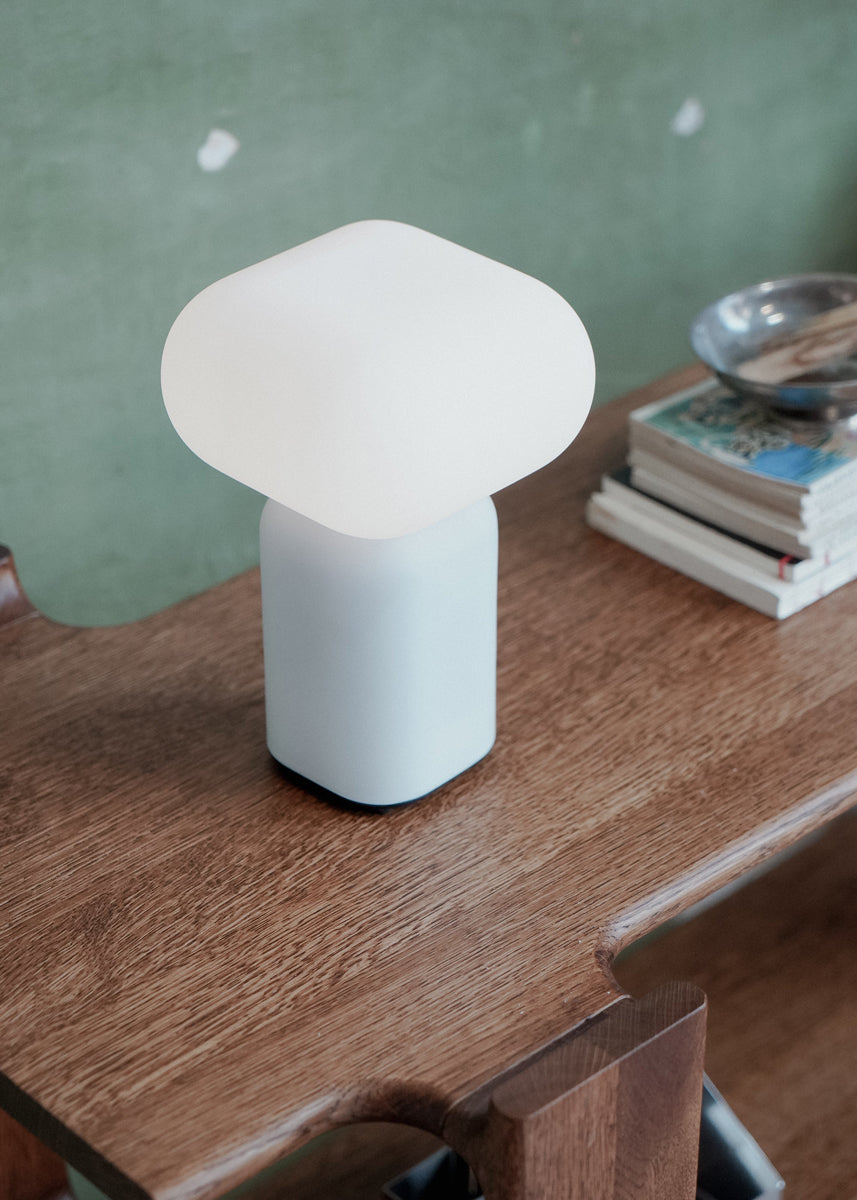 Elegante Velis VLS01 Tischleuchte von Tamo, die mit ihrem minimalistischen Stil und sanften Lichtakzenten jeden Raum verschönert.