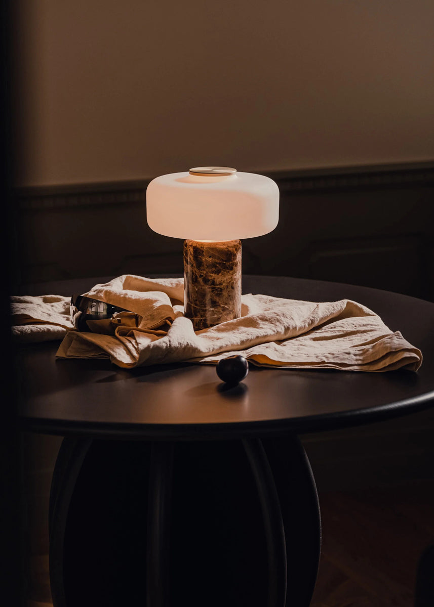 Elegante Fonte FNT01 Tischleuchte von Tamo, charakterisiert durch ihr minimalistisches Design und harmonische Linienführung, ideal für jedes moderne Interieur.