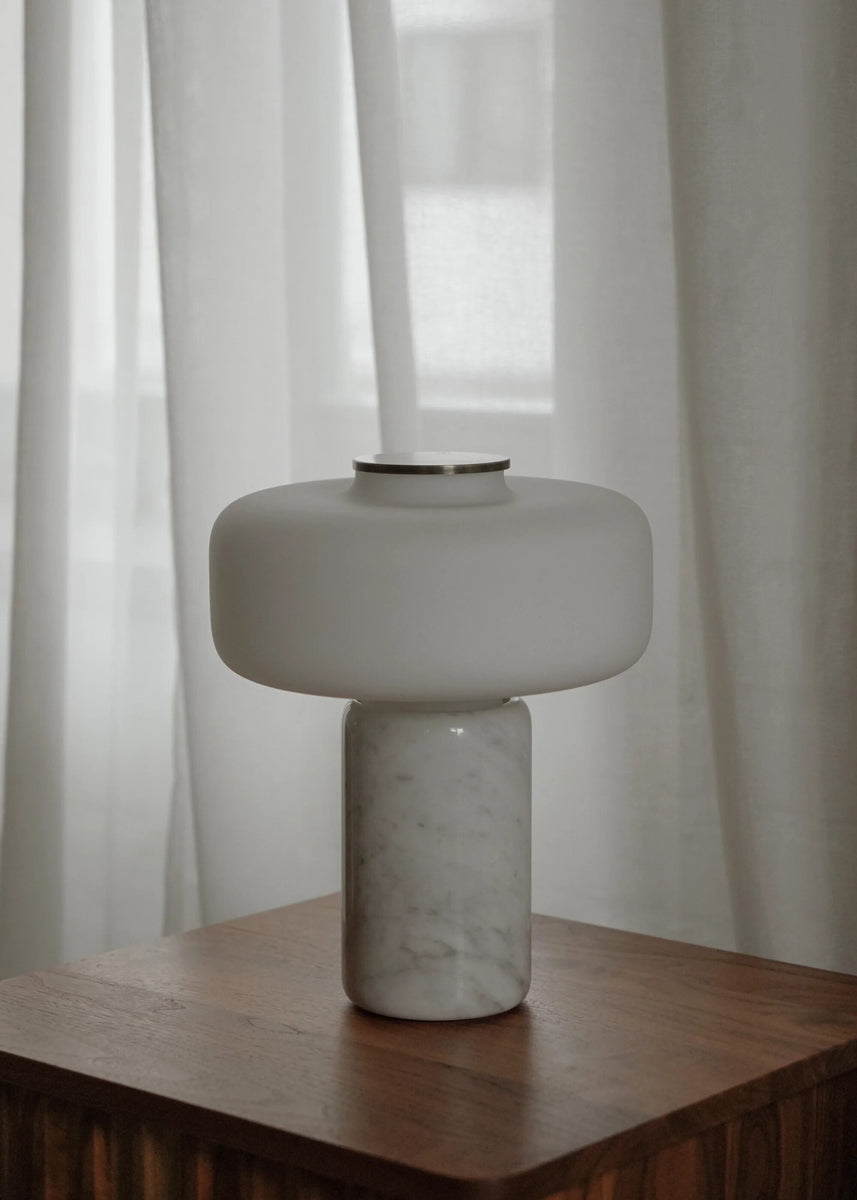 Elegante Fonte FNT01 Tischleuchte von Tamo, die mit ihrem minimalistischen Look und warmem Licht eine gemütliche Atmosphäre schafft.
